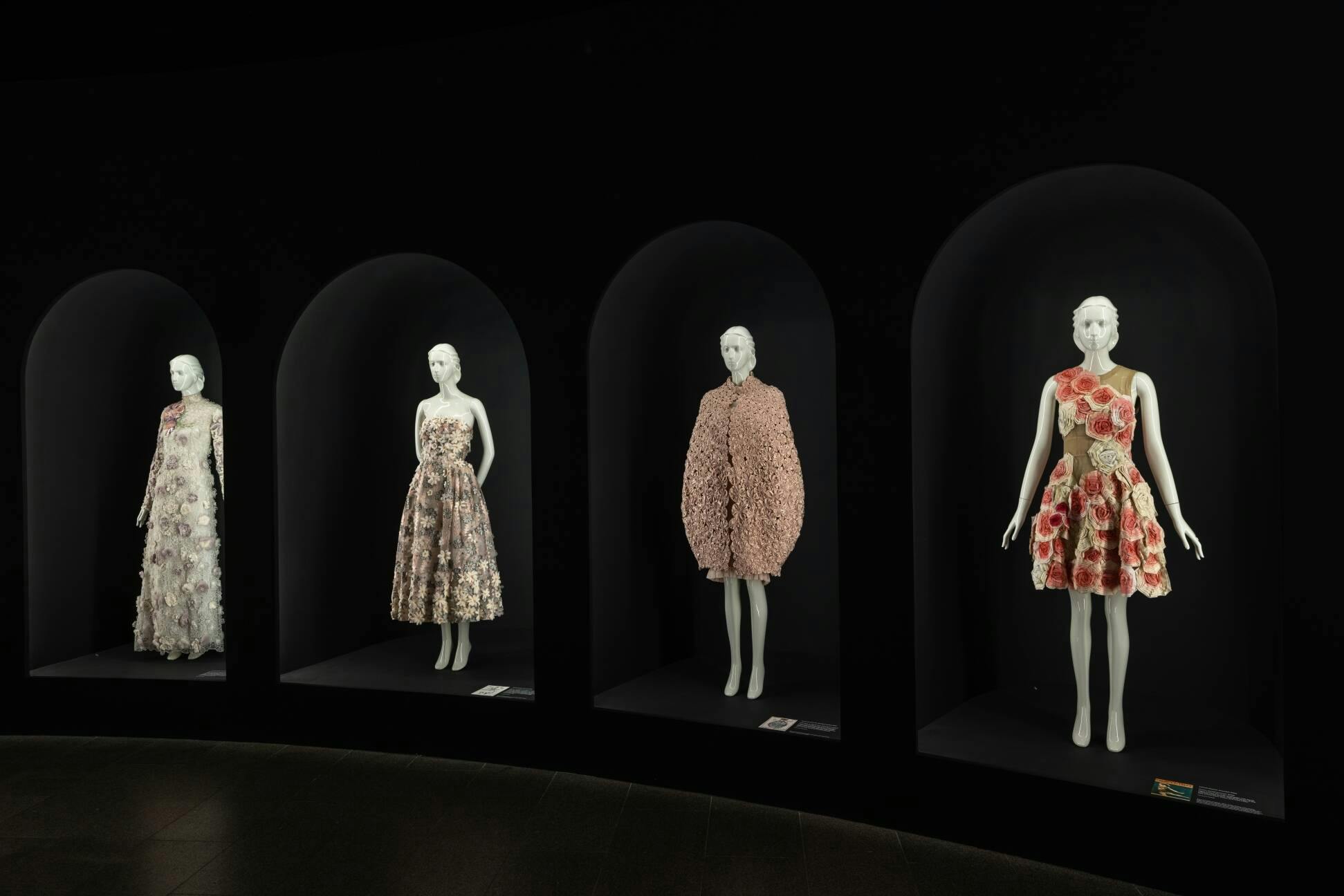 Visuel représentatif de l’exposition « Karl Lagerfeld : a line of beauty » au Metropolitan Museum of Art à New York