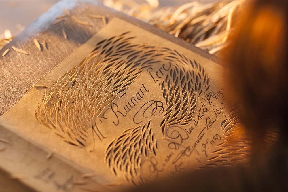 1729年9月1日、ニコラ・ルイナールは「泡のワイン」用の会計帳簿を初めて作成しました。この会計帳簿は、出生証明書でもあります。こうして世界初のシャンパーニュ・メゾンが誕生しました。