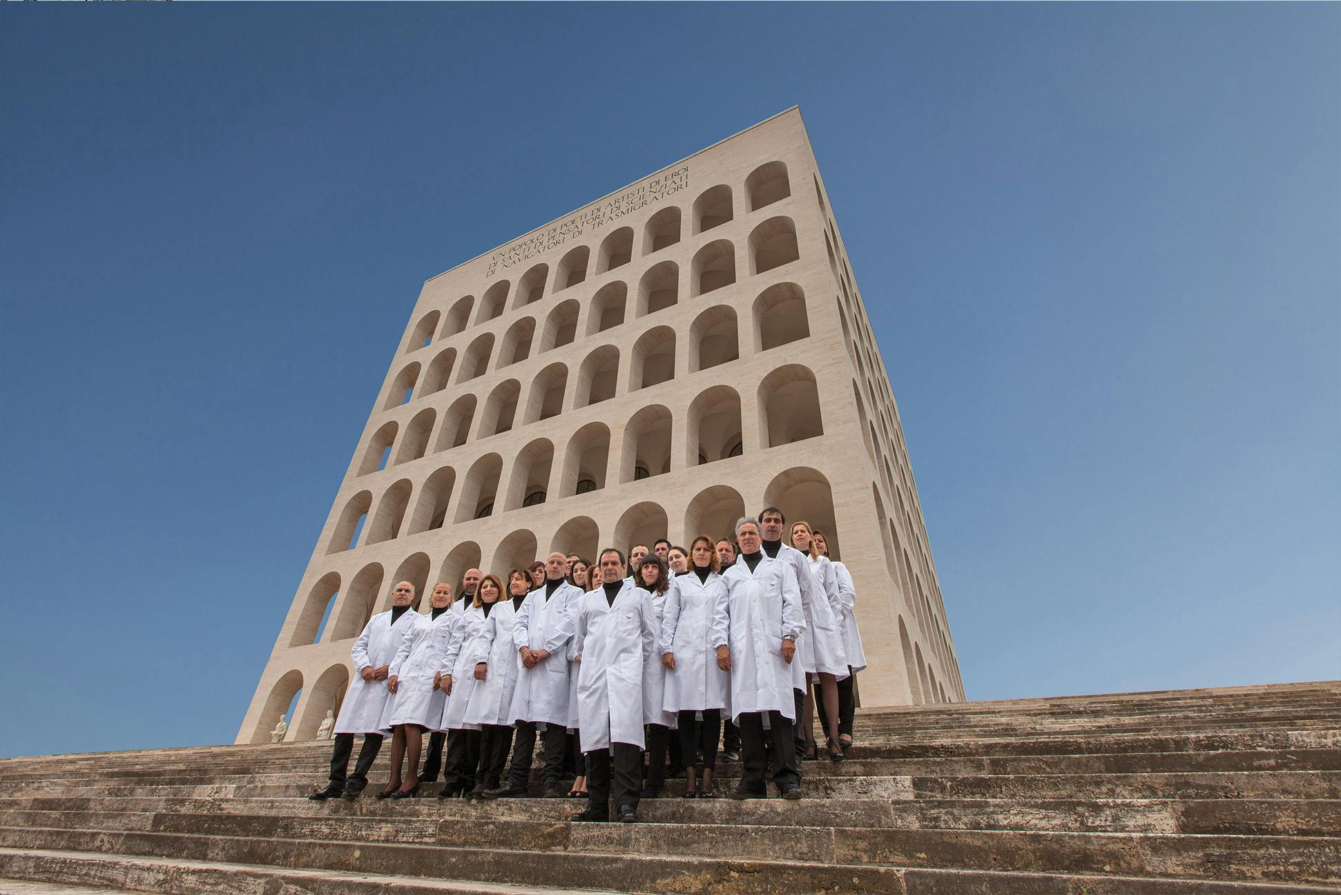 ローマにあるメゾンの本社、Palazzo della Civiltà Italianaの階段にいるファー アトリエのフェンディの職人たち