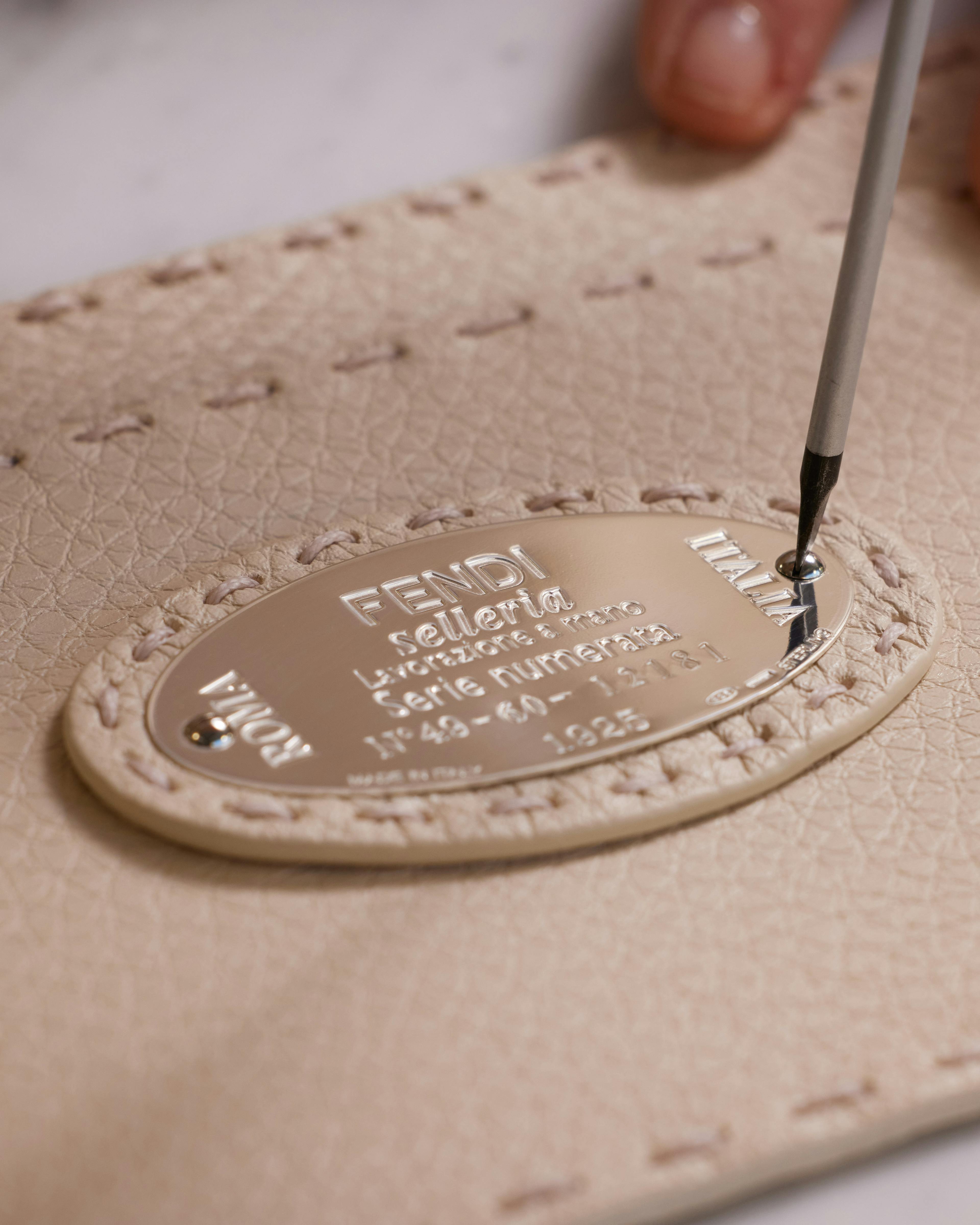 フェンディ ピーカブー バッグの舞台裏のメイキング © Courtesy of Fendi