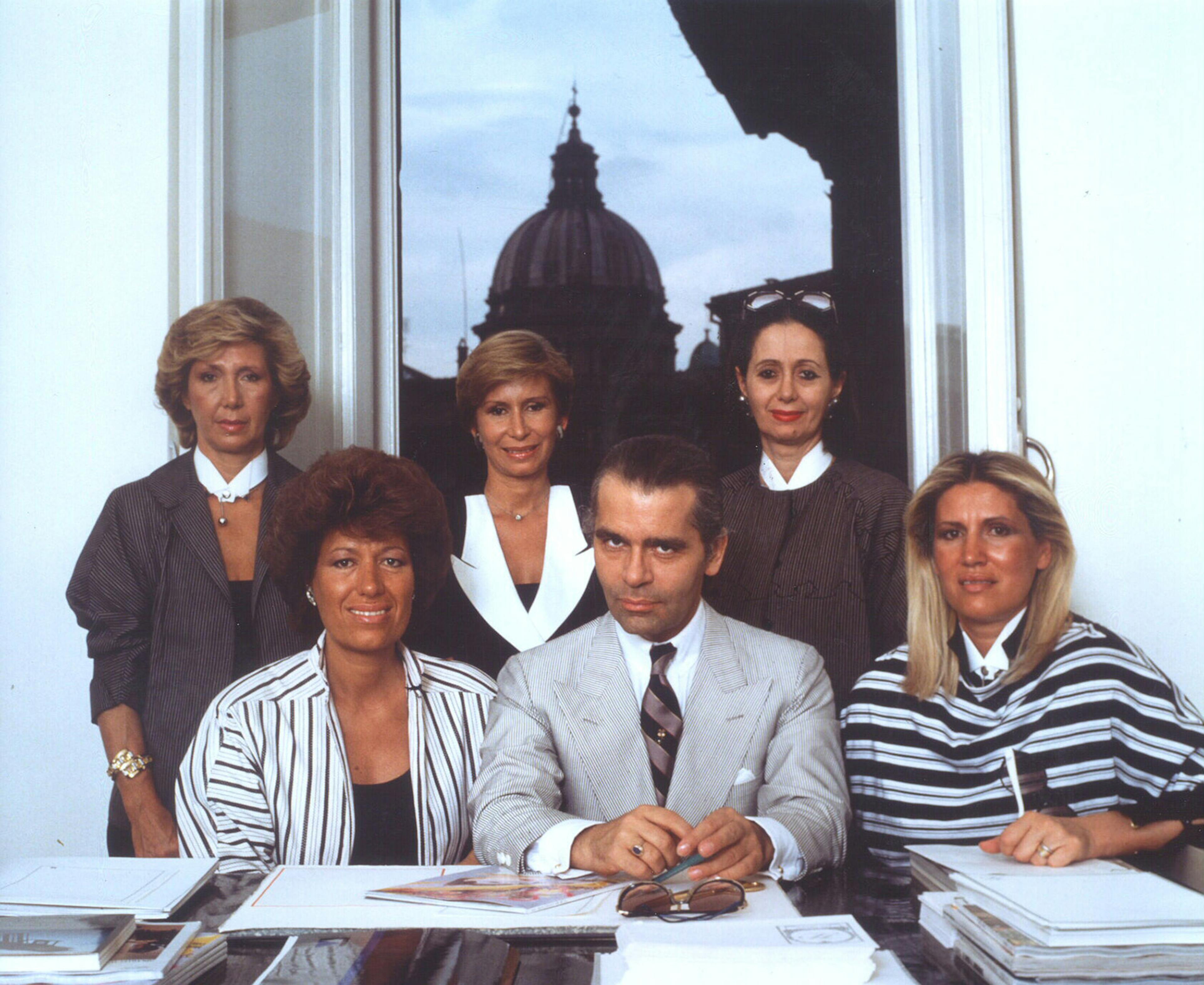 Les cinq sœurs Fendi et Karl Lagerfeld à Rome (1986)