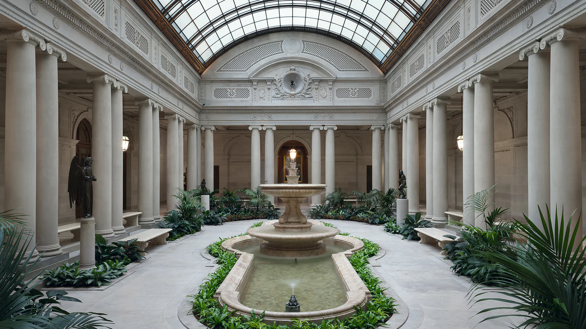 A Louis Vuitton torna-se a principal patrocinadora cultural da The Frick Collection pelos próximos três anos. A Louis Vuitton torna-se a principal patrocinadora cultural da The Frick Collection pelos próximos três anos.