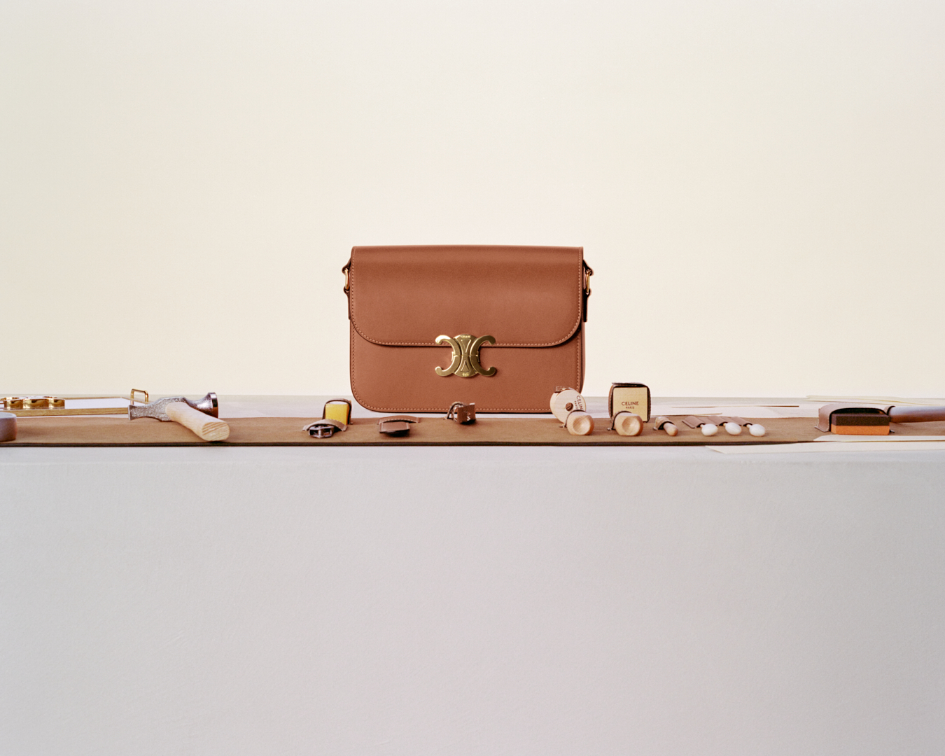 新品　セリーヌ　モノグラム　タンクトップ セリーヌのアトリエ：卓越したクラフツマンシップ - LVMH