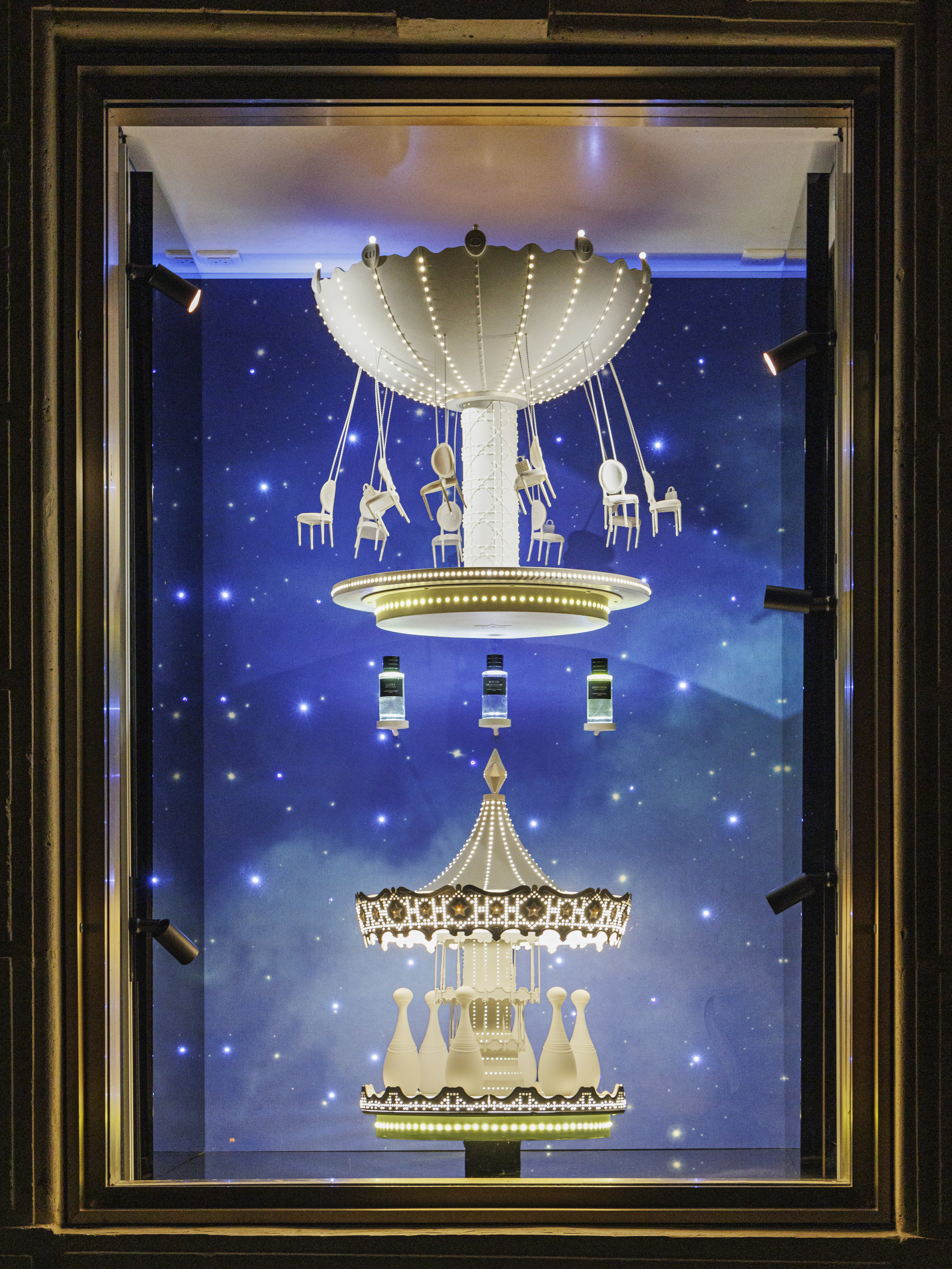 Dior lights up 30 Montaigne with dazzling decorati - LVMH