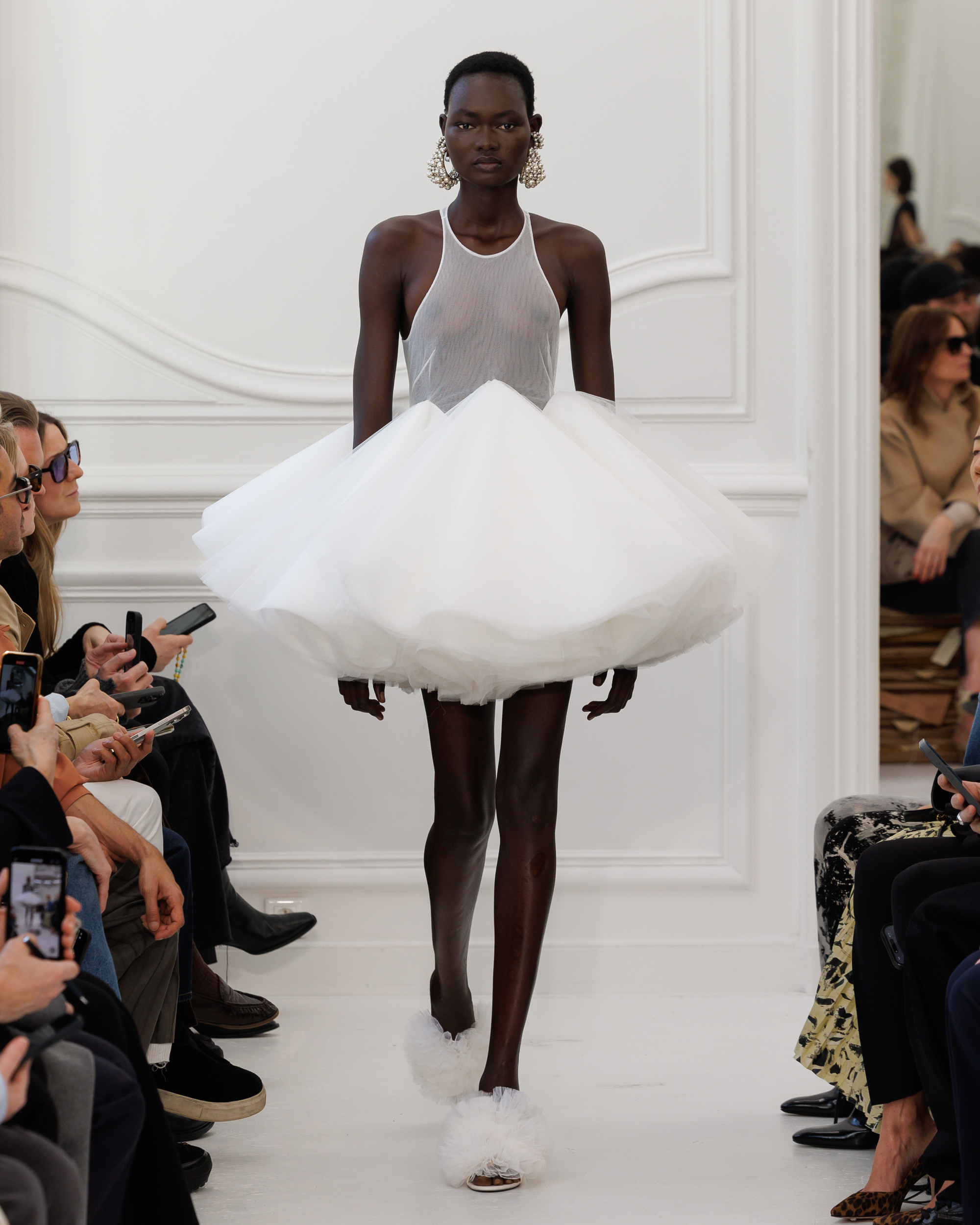 サラ・バートン、ジバンシィ2025年秋冬コレクションでデビュー - LVMH