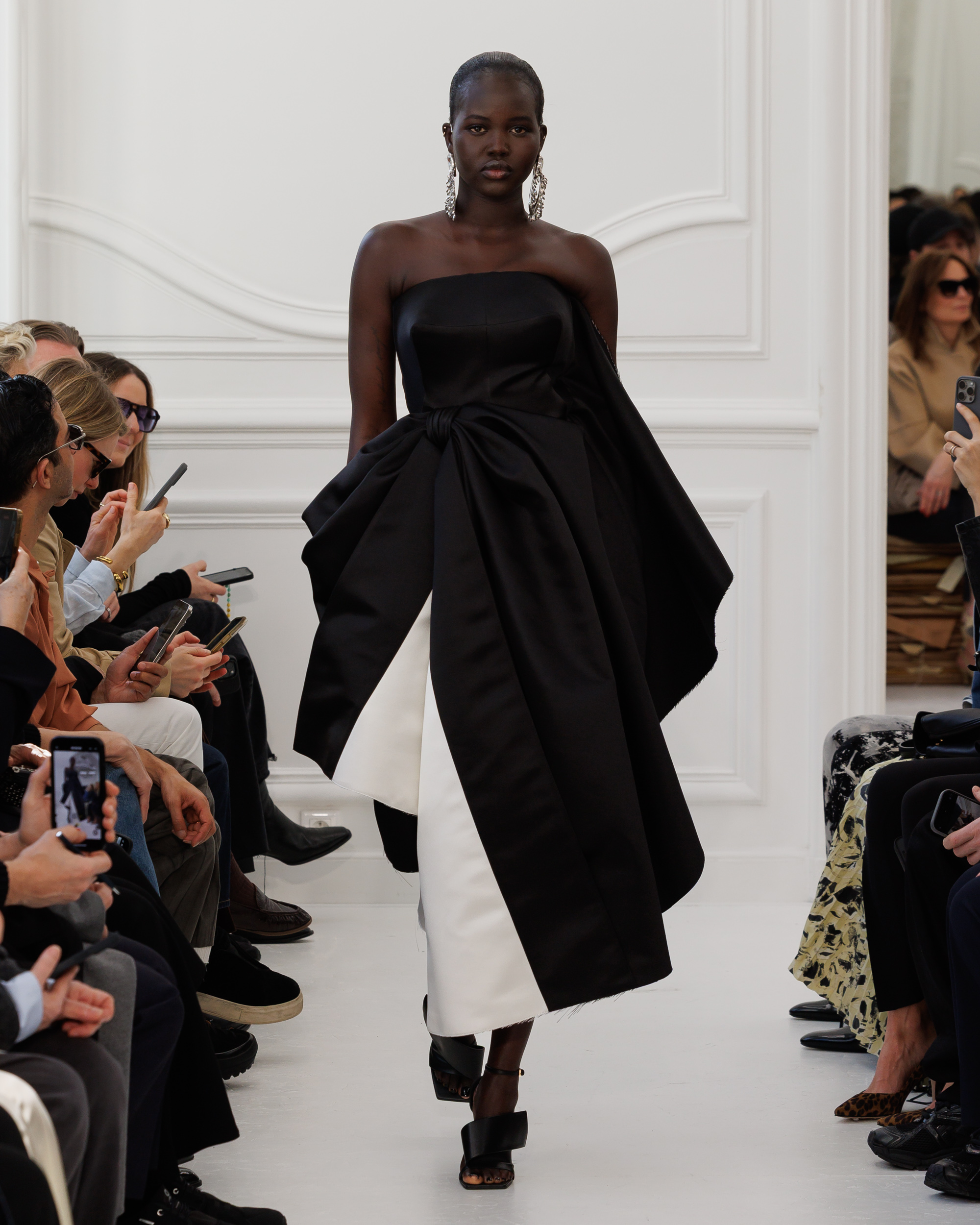 サラ・バートン、ジバンシィ2025年秋冬コレクションでデビュー - LVMH