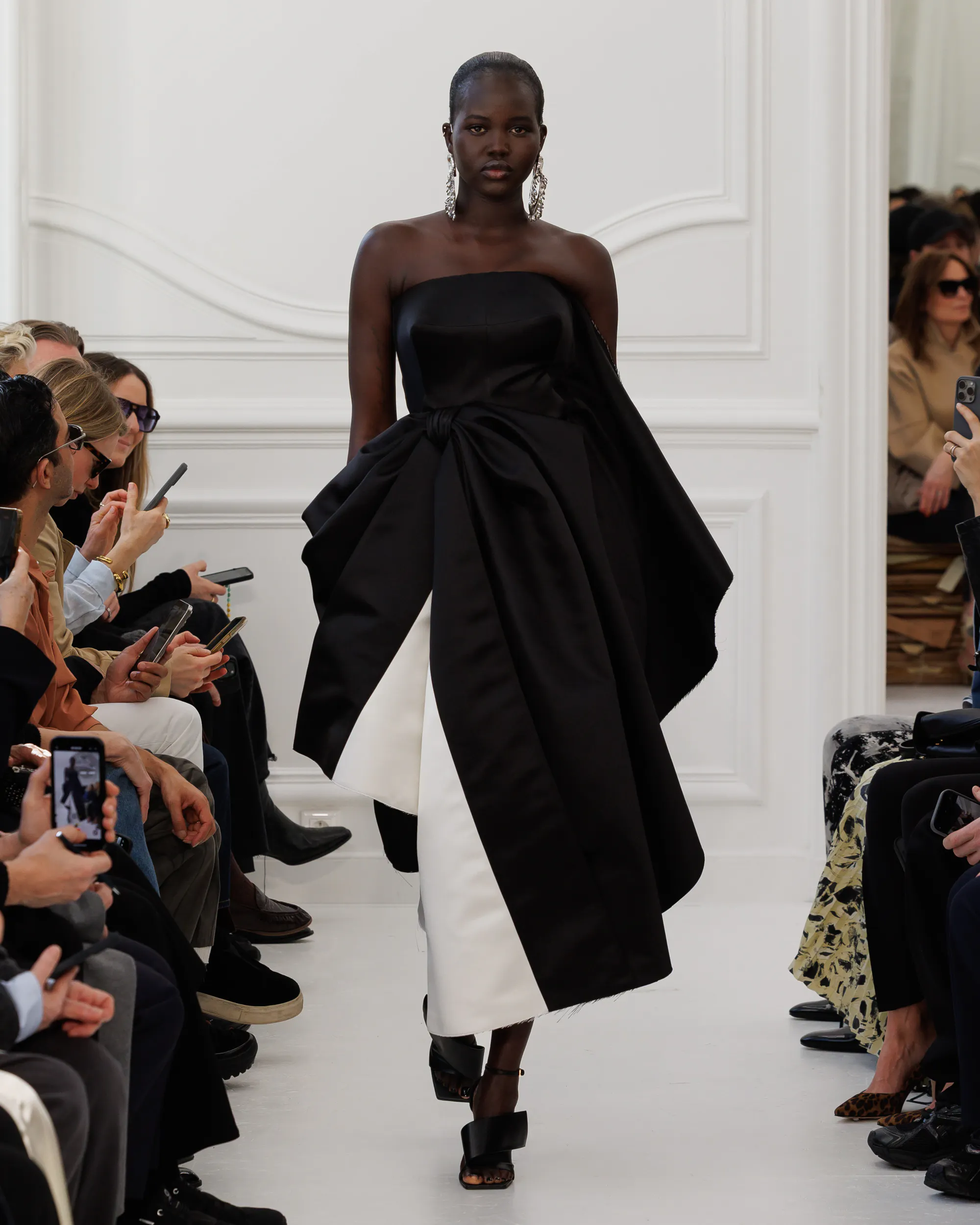 サラ・バートン、ジバンシィ2025年秋冬コレクションでデビュー - LVMH