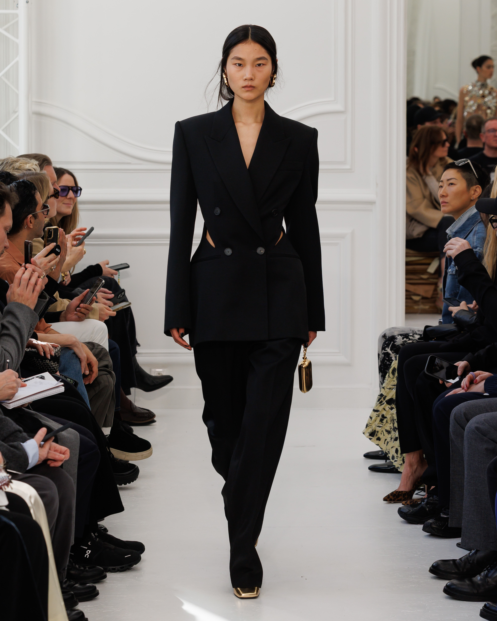 サラ・バートン、ジバンシィ2025年秋冬コレクションでデビュー - LVMH