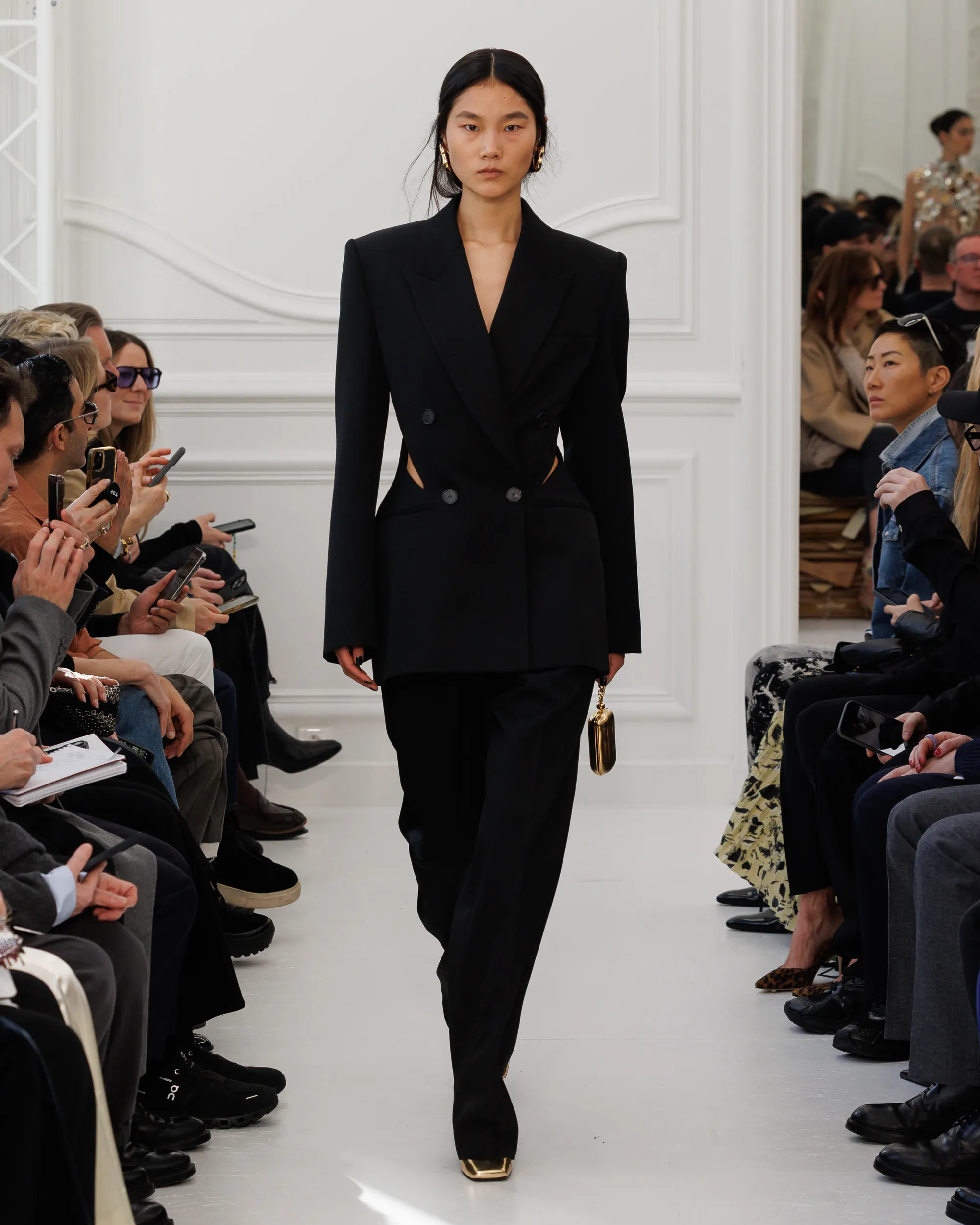 サラ・バートン、ジバンシィ2025年秋冬コレクションでデビュー - LVMH