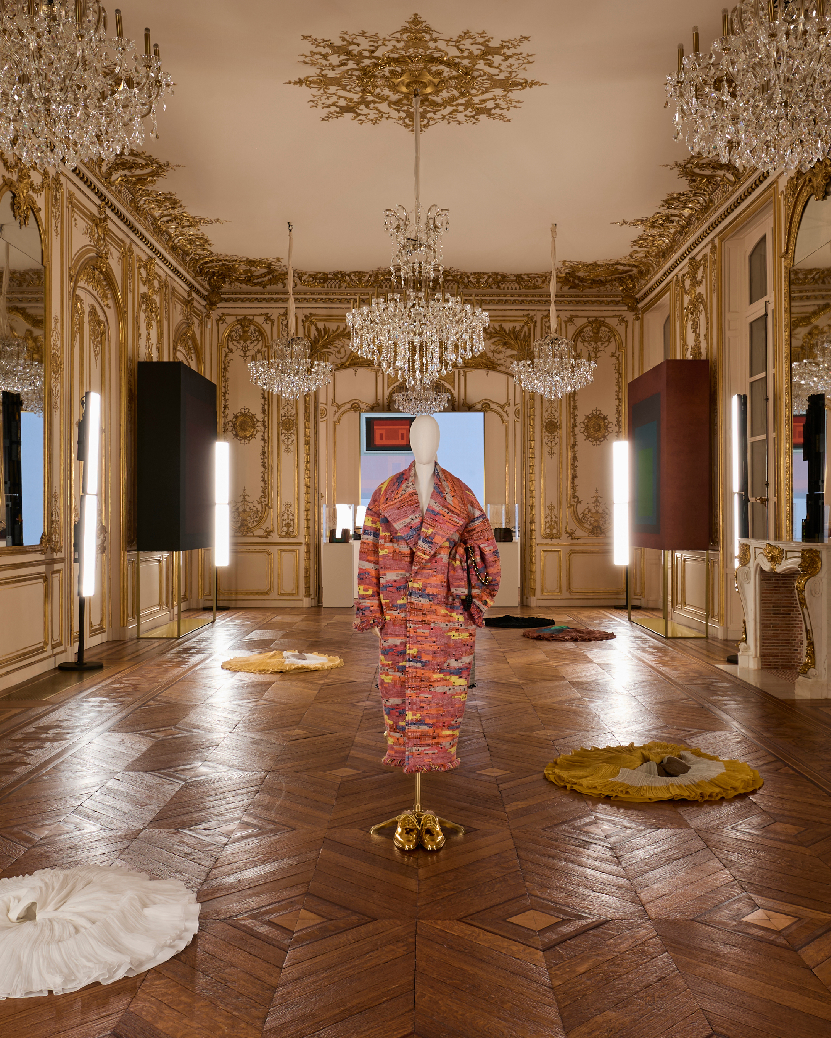 Fashion, art and craft for LOEWE Fall-Winter 2025 - LVMH