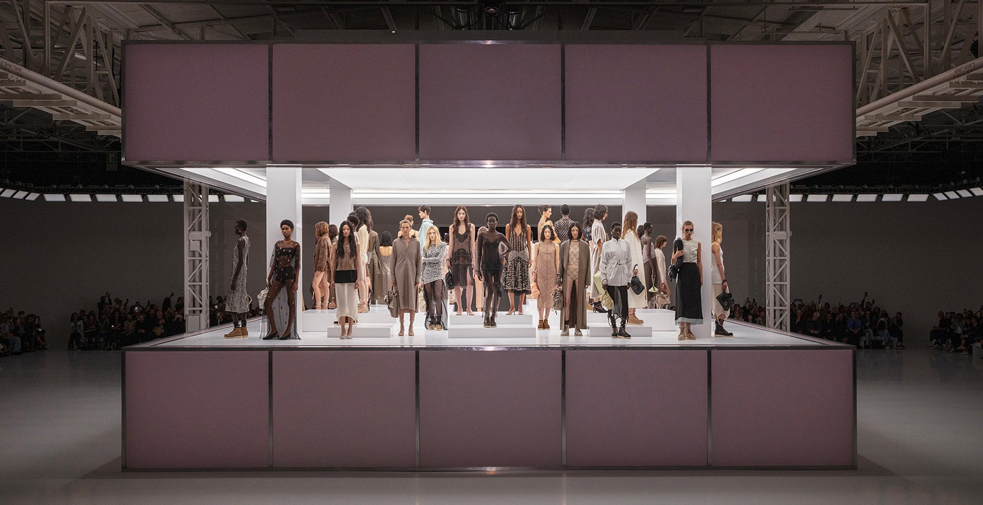 SENSUALIDADE ATEMPORAL MOLDA A FENDI SENSUALIDADE ATEMPORAL MOLDA A FENDI