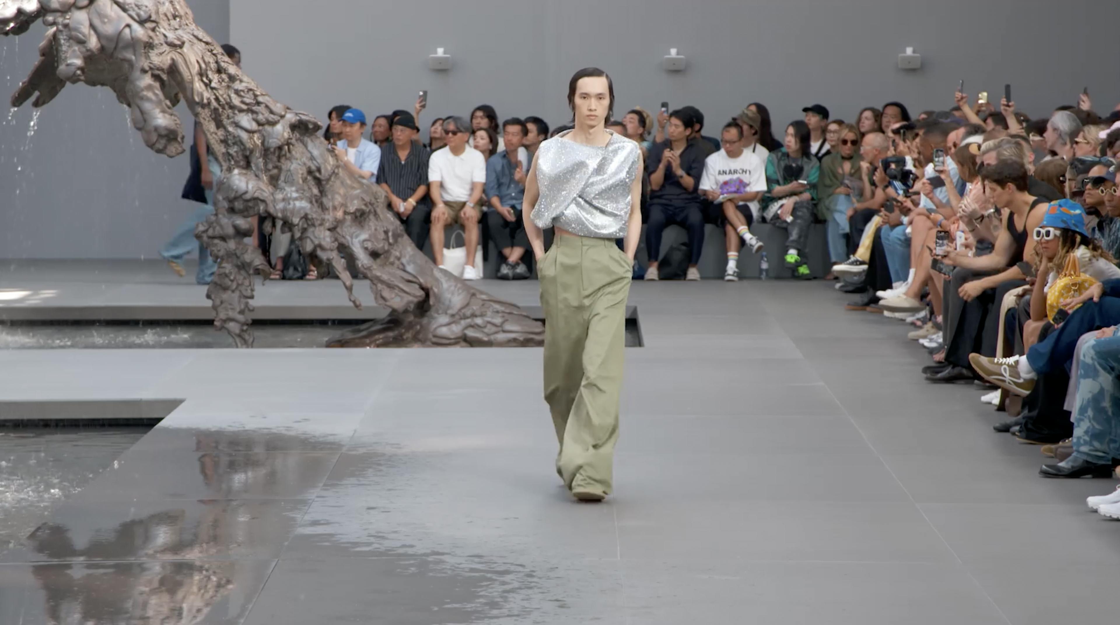 Cover - L’art de la fête par Loewe à la Garde Républicaine pour la collection Homme Printemps-Été 2024