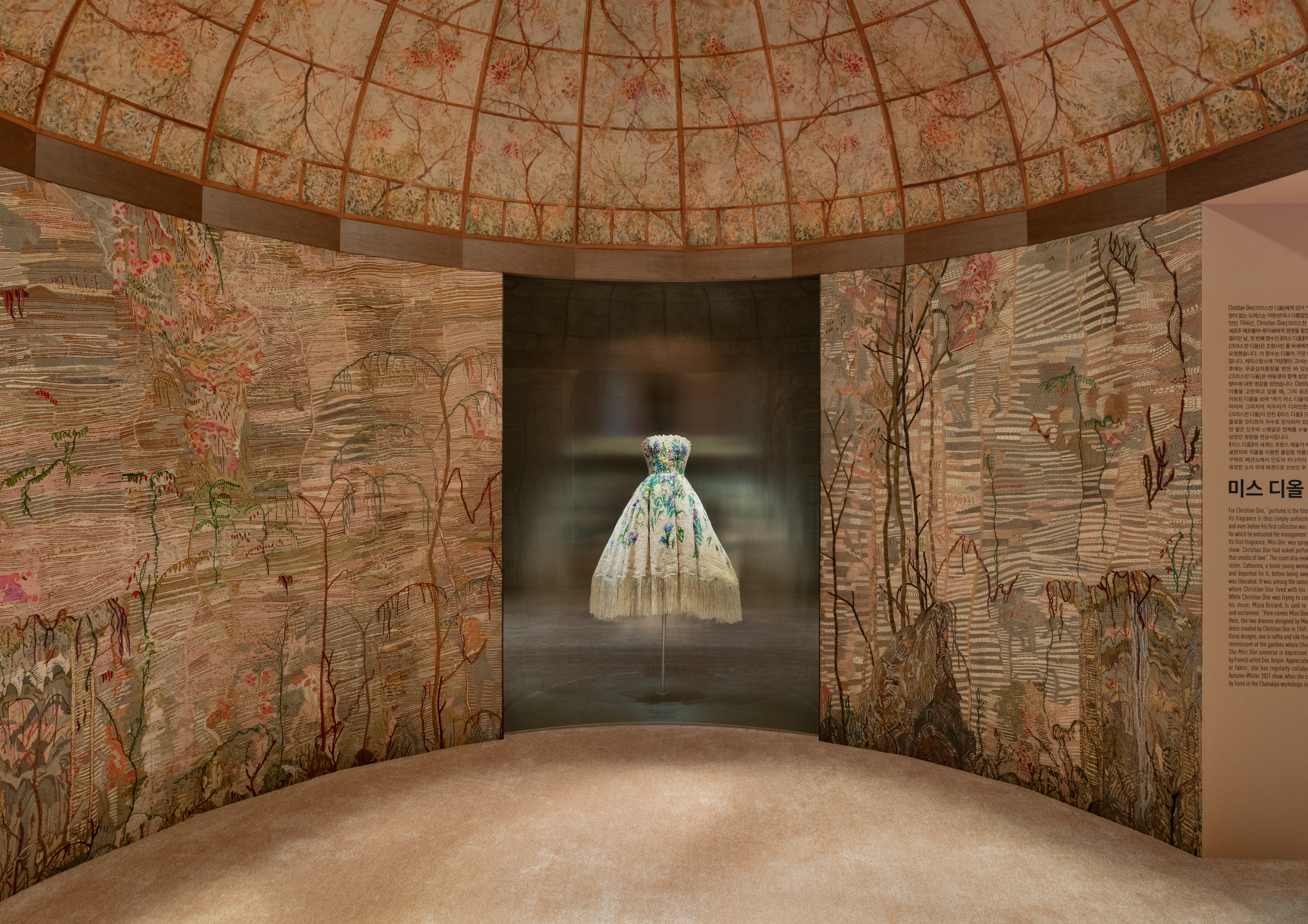 アート・デザイン・音楽 CHRISTIAN DIOR DESIGNER OF DREAMS リアル Exhibitions | Dreams of Designer Dior: Christian | OF