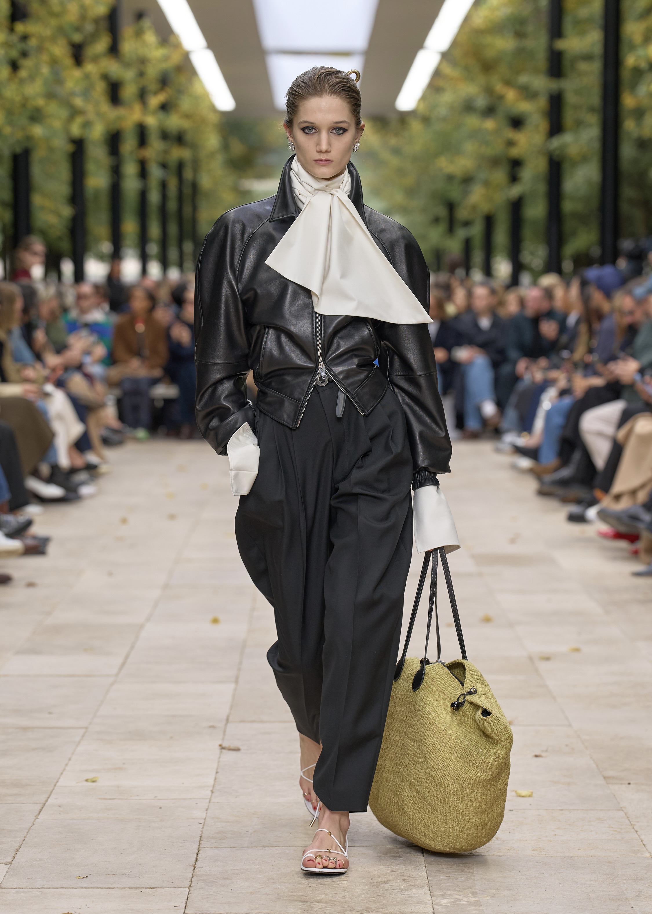 軽やかな空気に包まれたセリーヌの2026年サマーコレクション - LVMH - LVMH