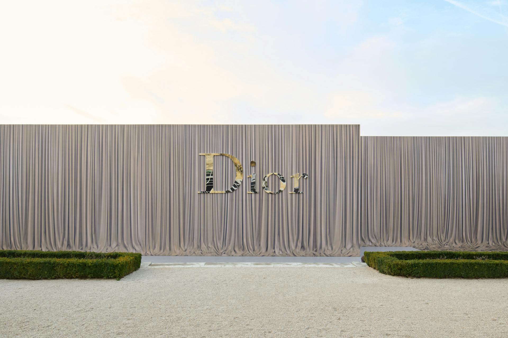 Modern-day Flâneurs At Dior Winter 2026-2027 Show Modern-day Flâneurs At Dior Winter 2026-2027 Show