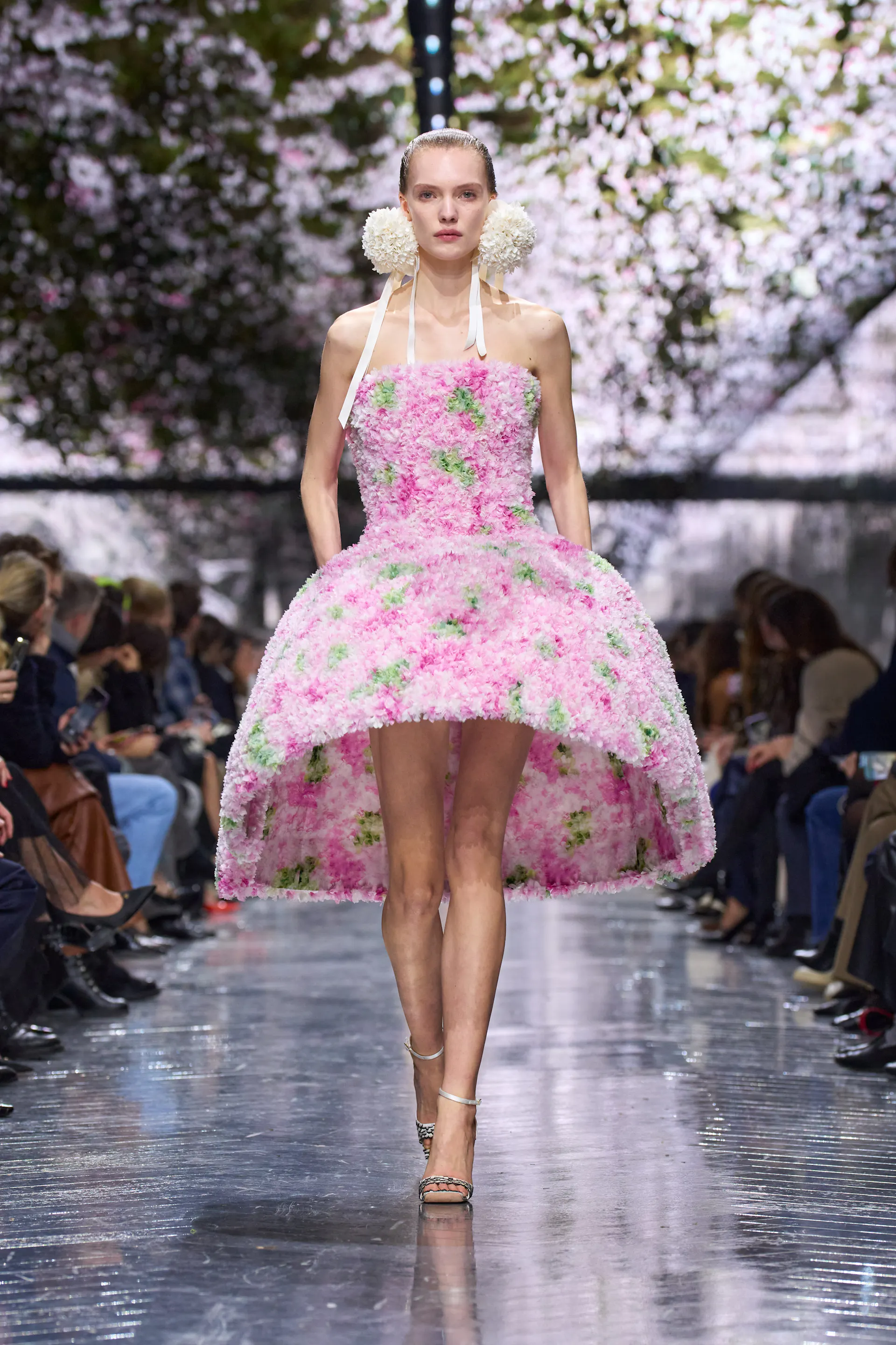 Jonathan Anderson presents debut Dior haute coutur... - LVMH