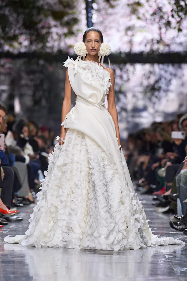 Jonathan Anderson presents debut Dior haute coutur... - LVMH