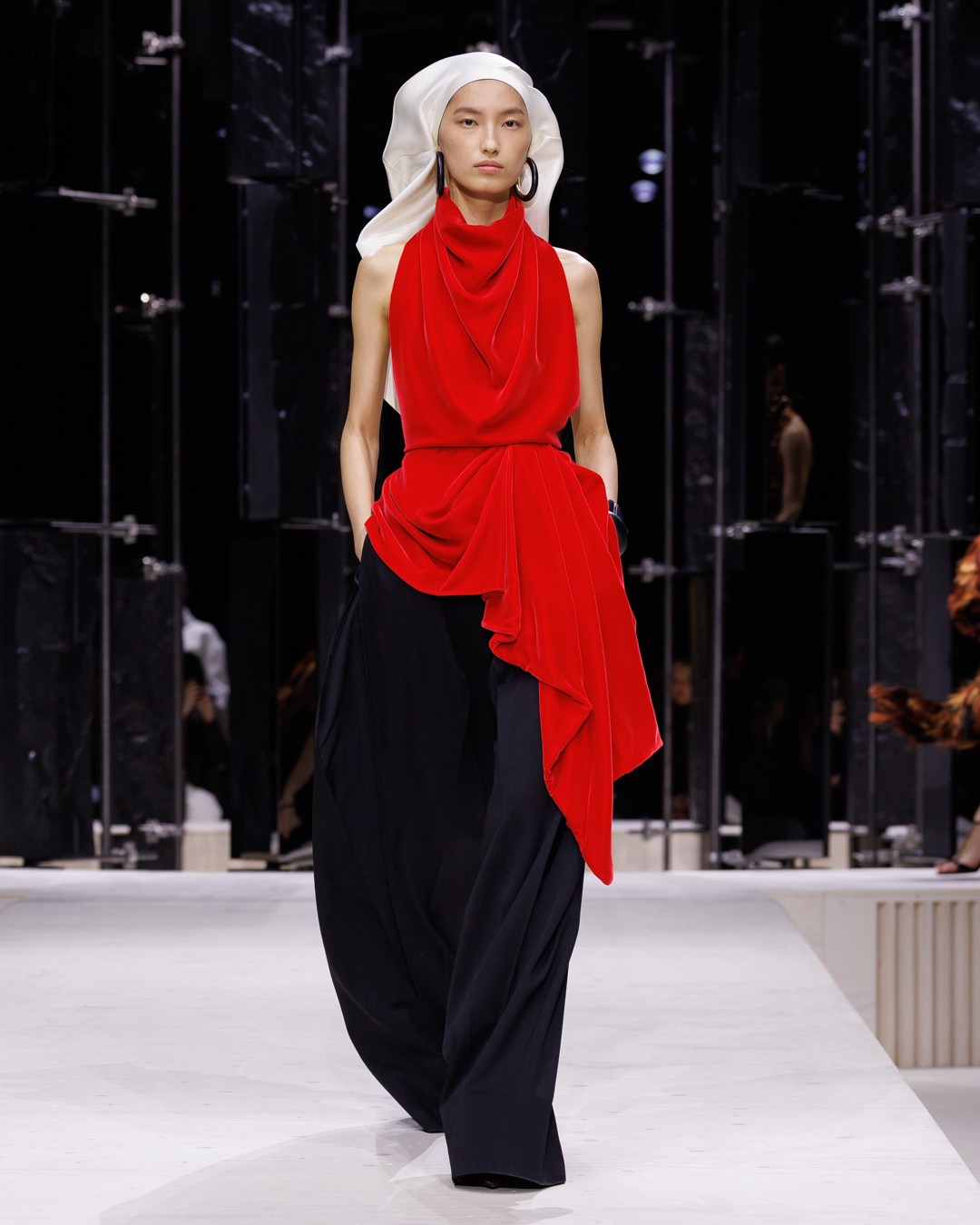 CATWALK Dior, GIVENCHY まとめ売り Dior AW26 Showcased Elevated Beauty Within the Tuileries Gardens
