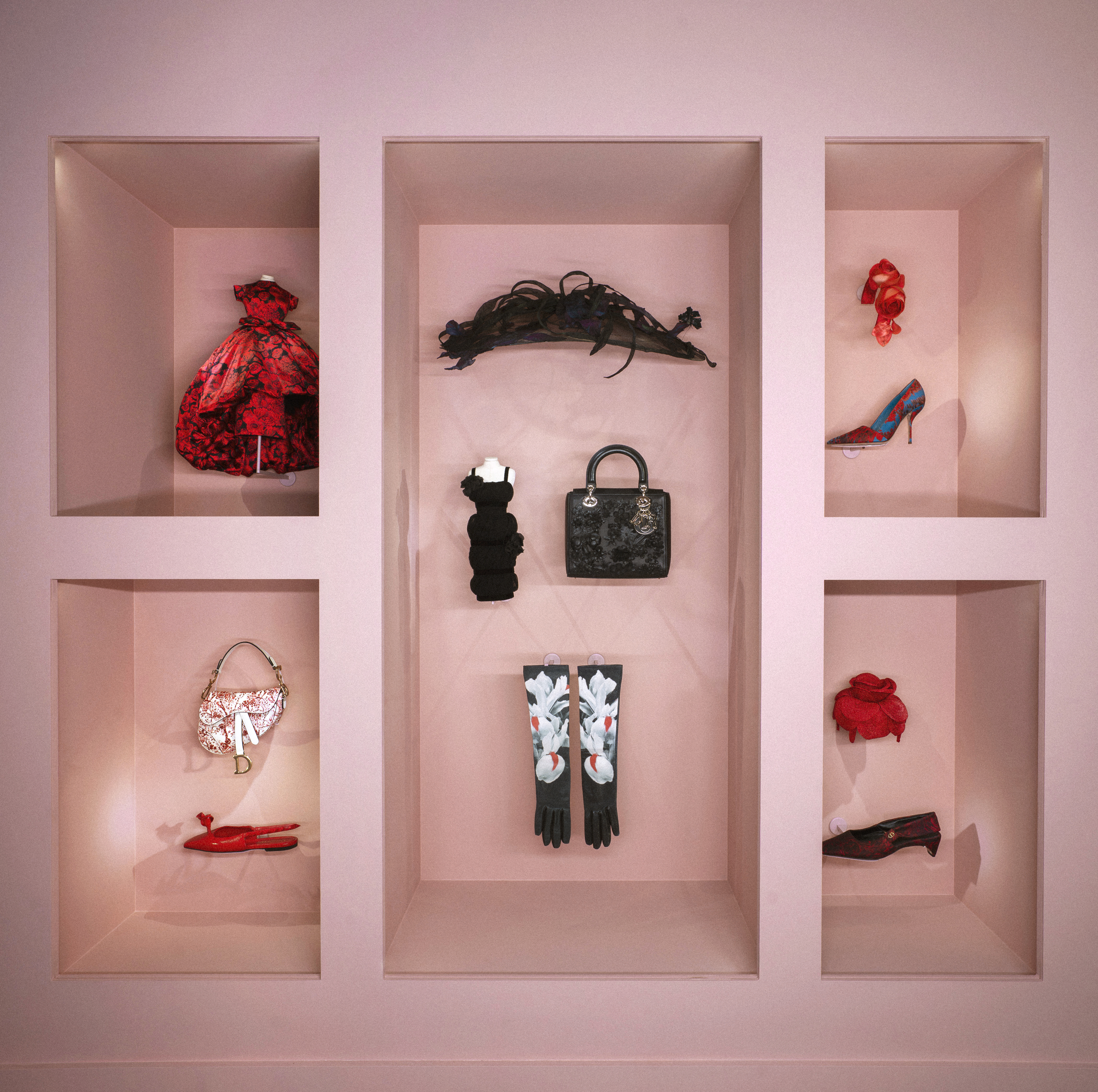 ディオール、「DIOR: CRAFTING FASHION」展をSCAD FASH ファッション +