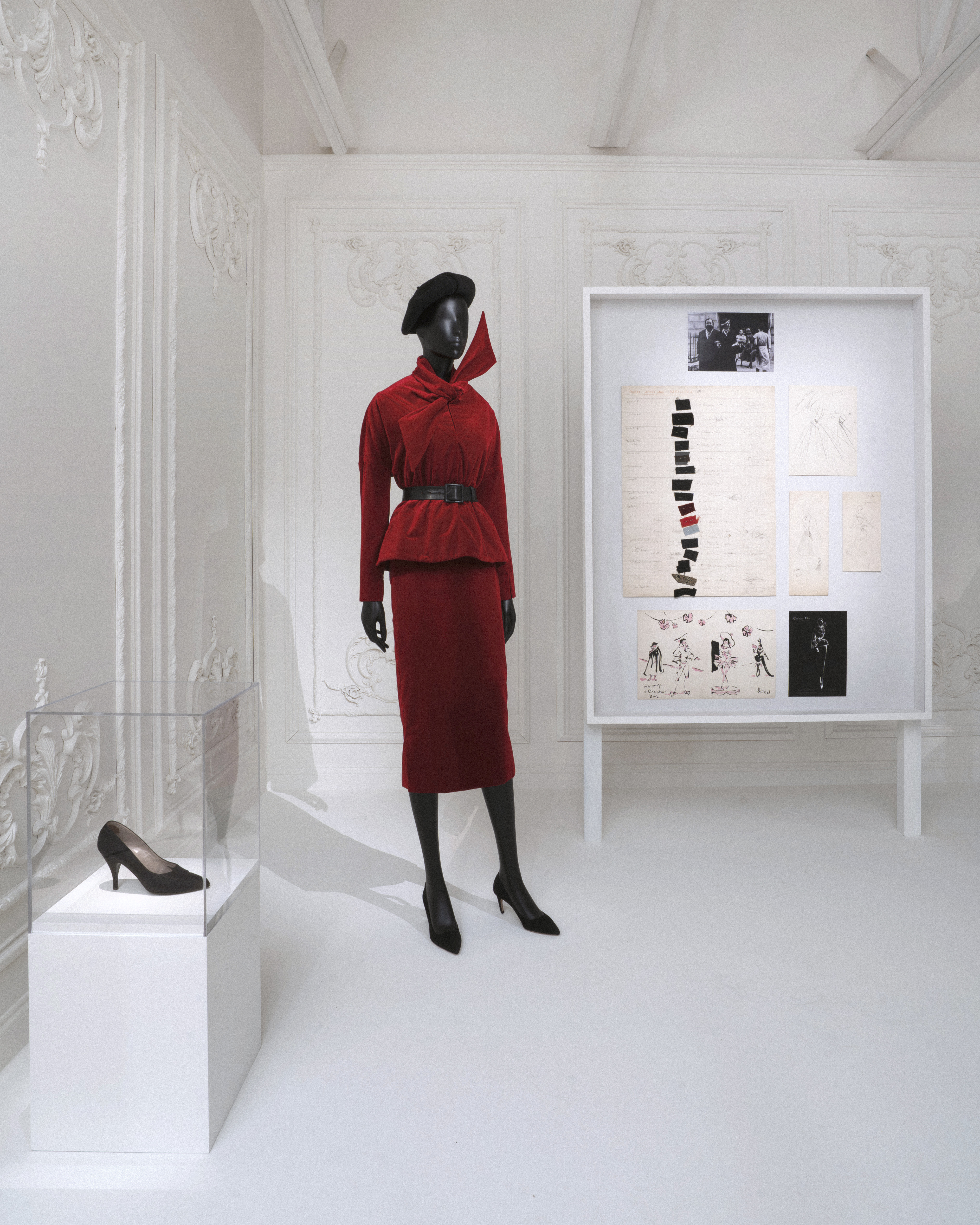 ディオール、「DIOR: CRAFTING FASHION」展をSCAD FASH ファッション +