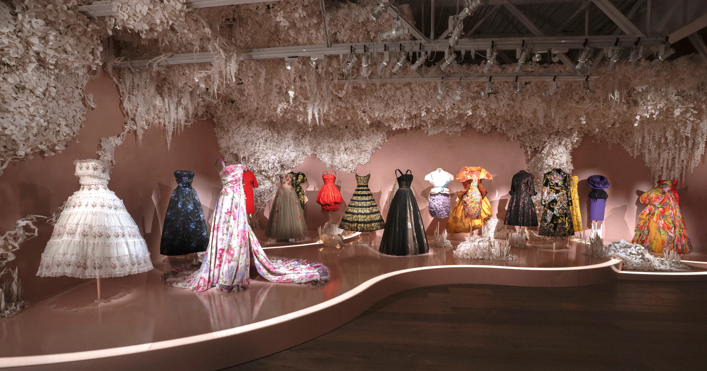 Dior mempersembahkan pameran Dior: Crafting Fashion di… – LVMH