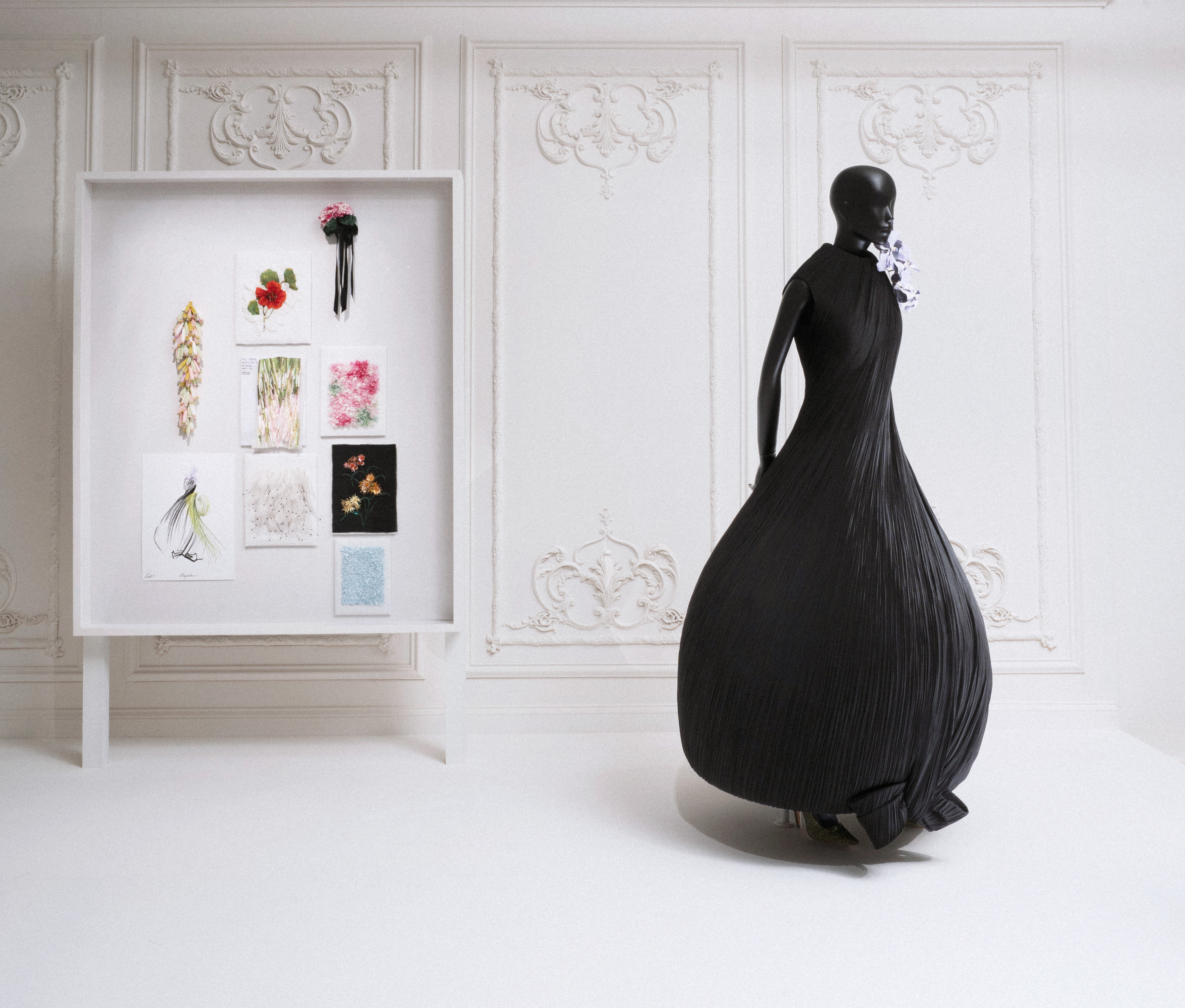 ディオール、「DIOR: CRAFTING FASHION」展をSCAD FASH ファッション +