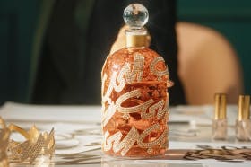Cover La Maison Guerlain dévoile « Rêve d’amour » par Nadine Kanso à l’occasion du 170e anniversaire du flacon aux abeilles