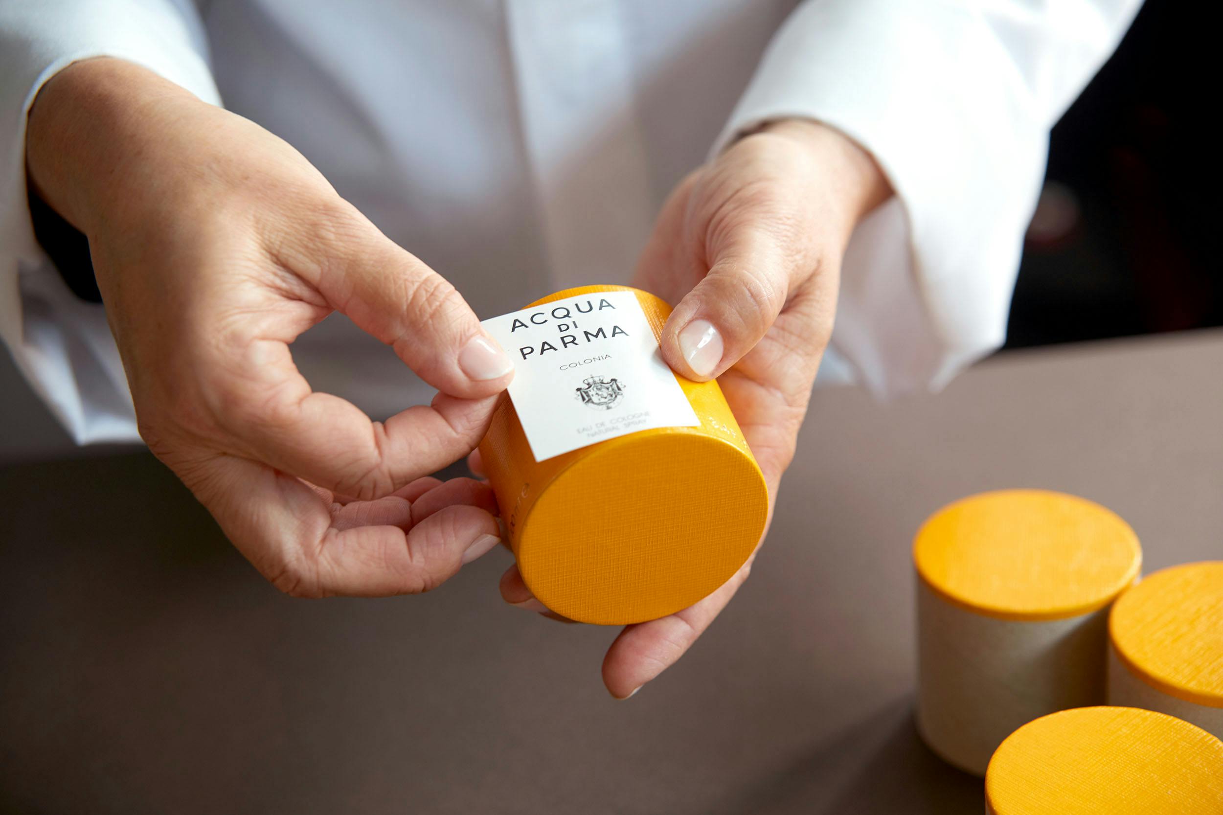 Craftsmanship iconic hatboxes © Acqua di Parma