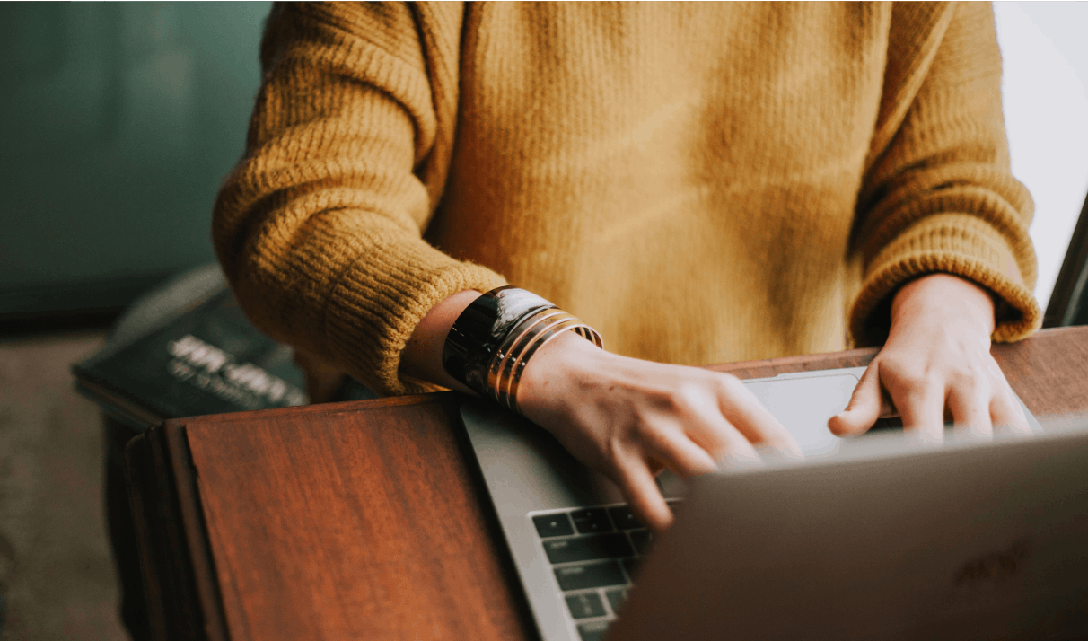 Человек поддержки за компьютеров