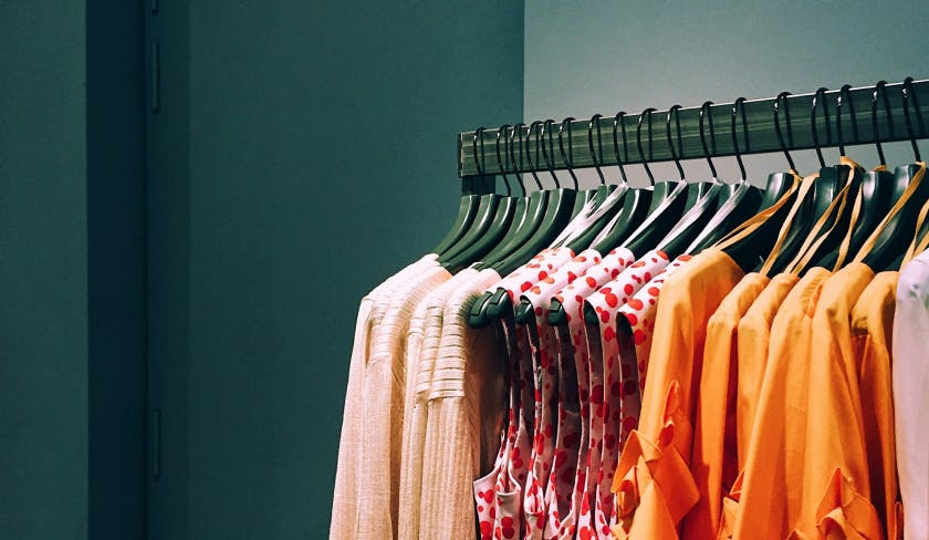 Вещи в магазине одежды