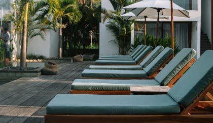 Лежаки в отели у бассейна