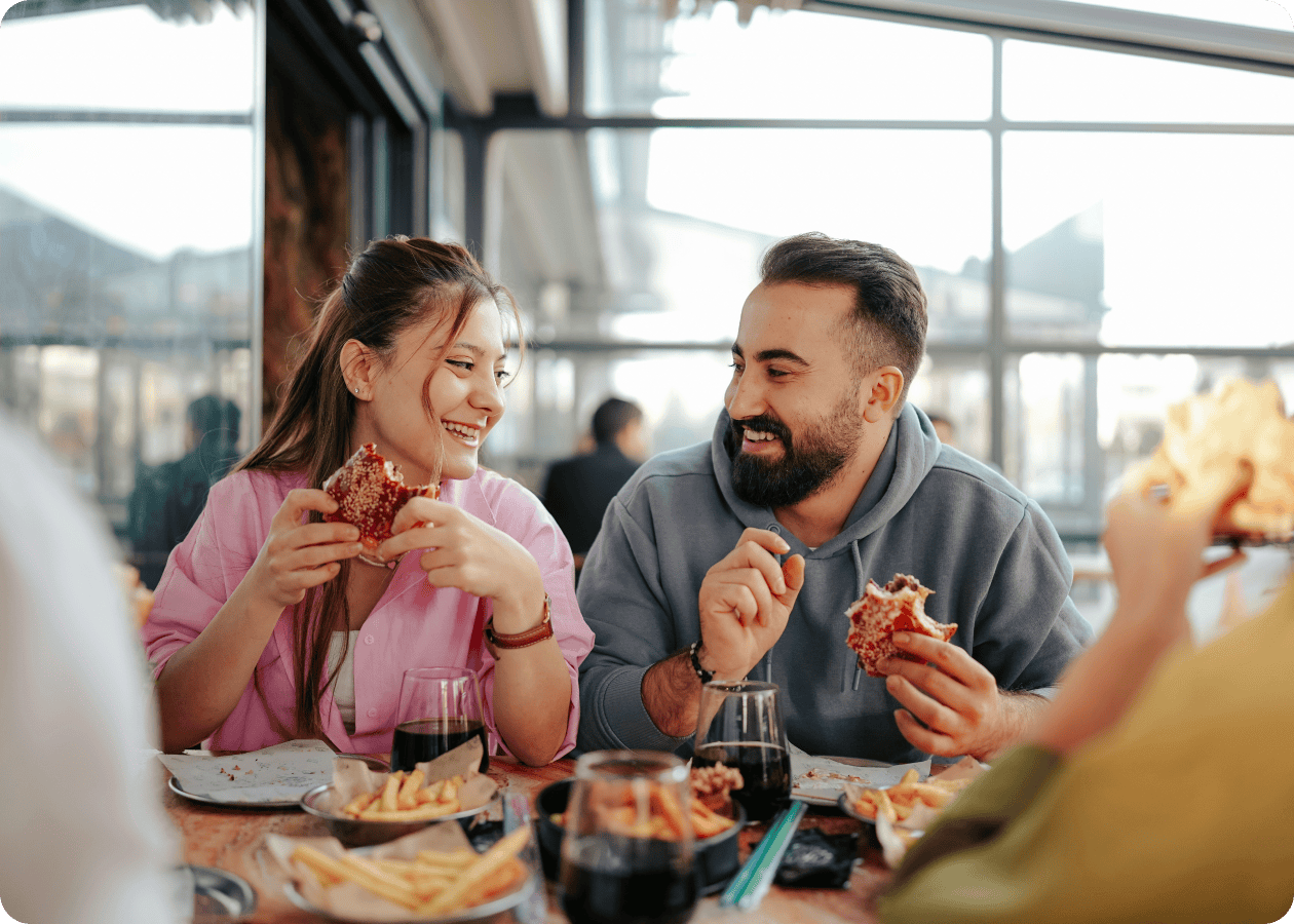 Люди едят в ресторане и получают бонусы от счета