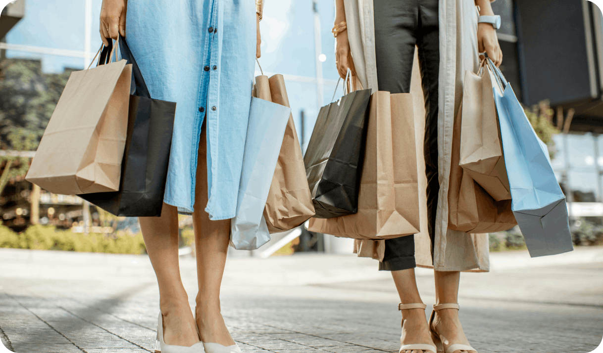 Покупатели возвращаются с покупками после шоппинга