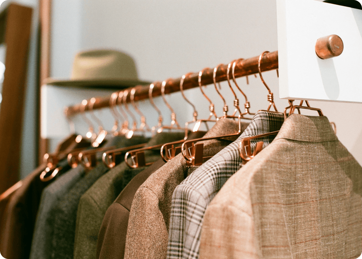 Стойка с одеждой в магазине