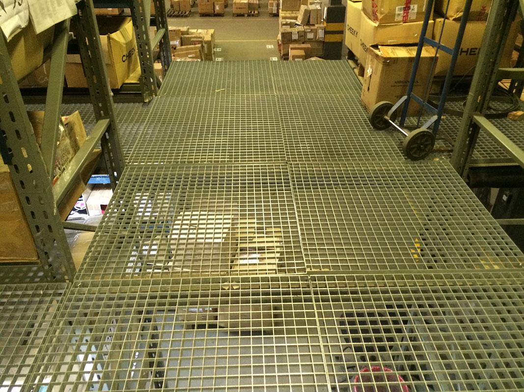 RACKS MACER SELECTIVOS CON PASARELAS Y ENTREPISO