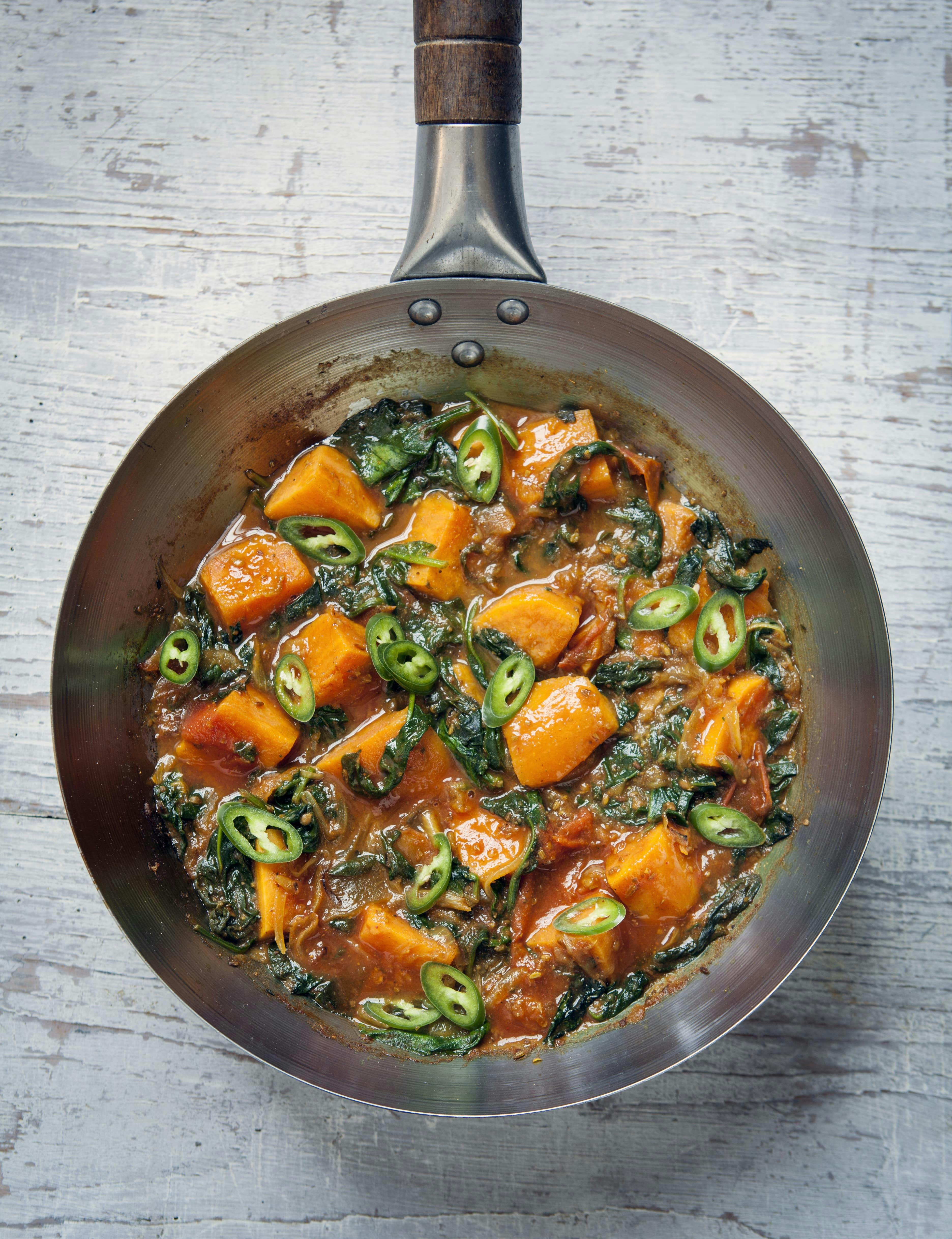 image of Saag Aloo in a pan