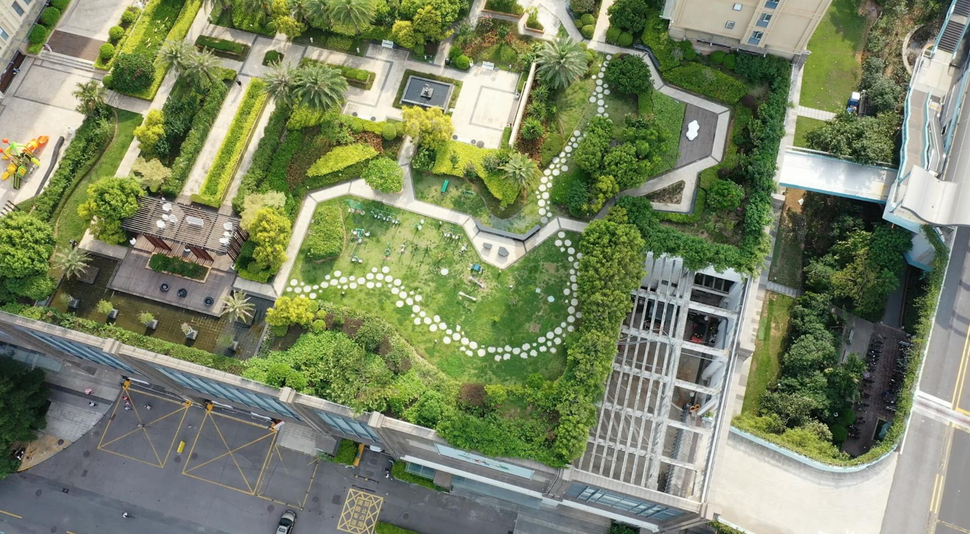 A roof garden on top of a facility in a city