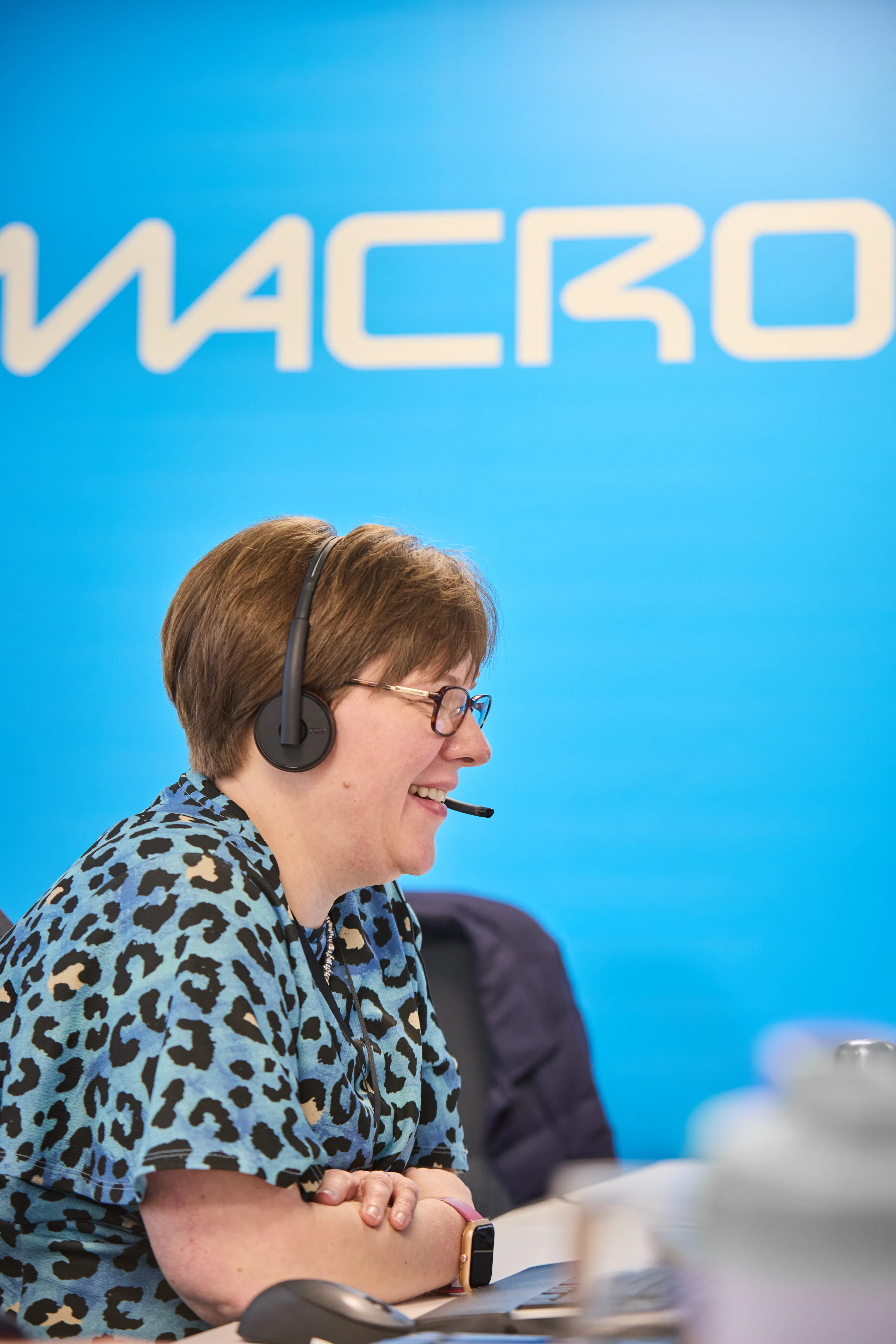 woman at a desk with head set