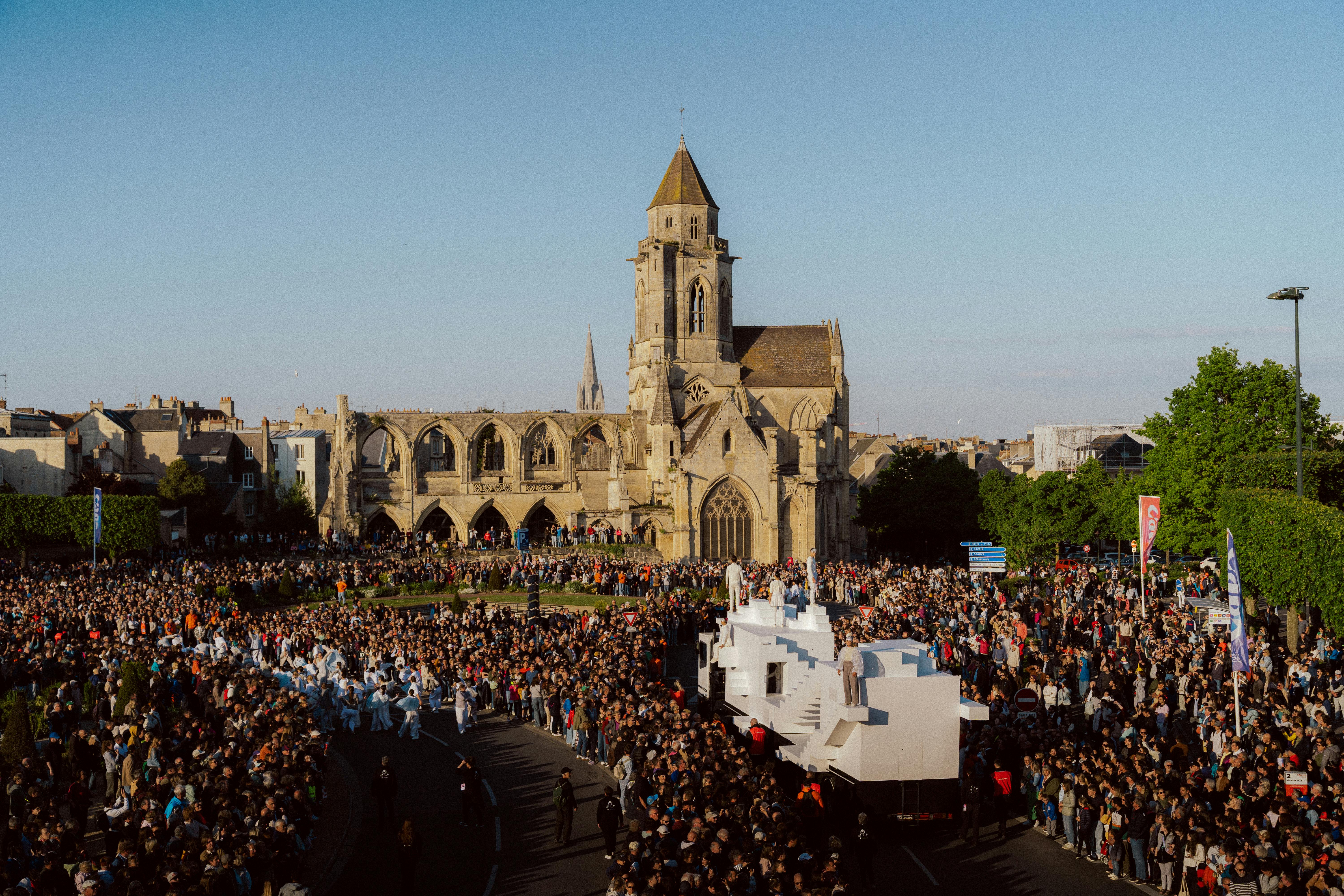 PARADE MILLÉNAIRE CAEN ÉGLISE 