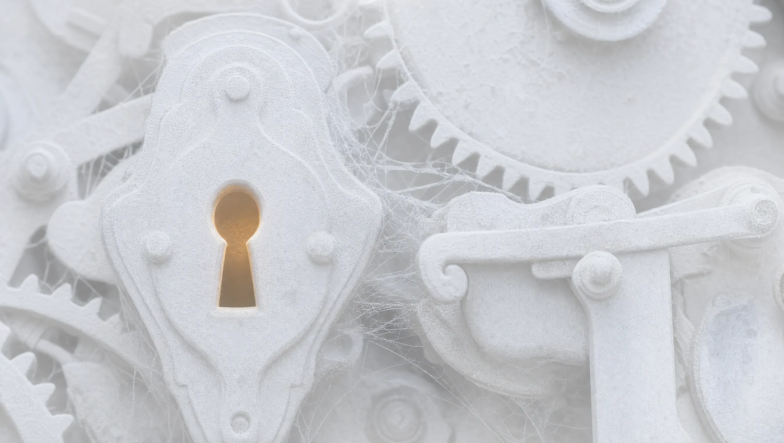 Macro di un vecchio meccanismo di serratura coperto di polvere e ragnatele, tutto in bianco opaco, con un tenue bagliore ambra dentro il buco della serratura
