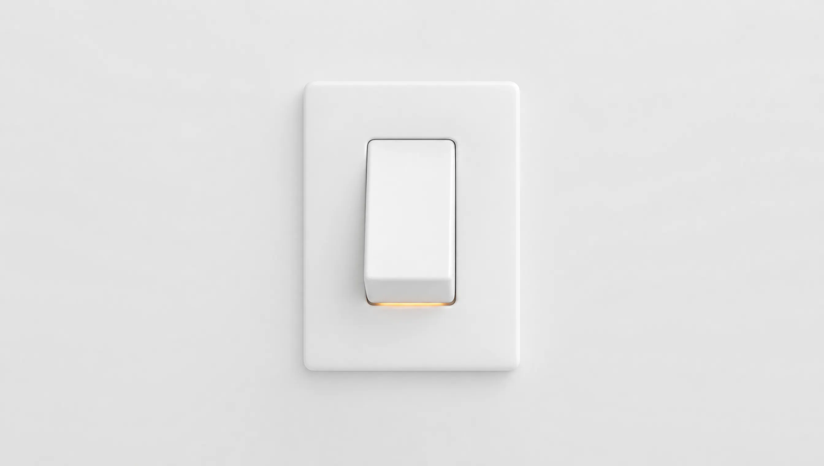 Interruttore a bilanciere bianco opaco su una placca bianca, visto frontalmente al centro di un fondo chiaro uniforme, con un tenue bagliore ambra che esce dalla fessura sotto il tasto
