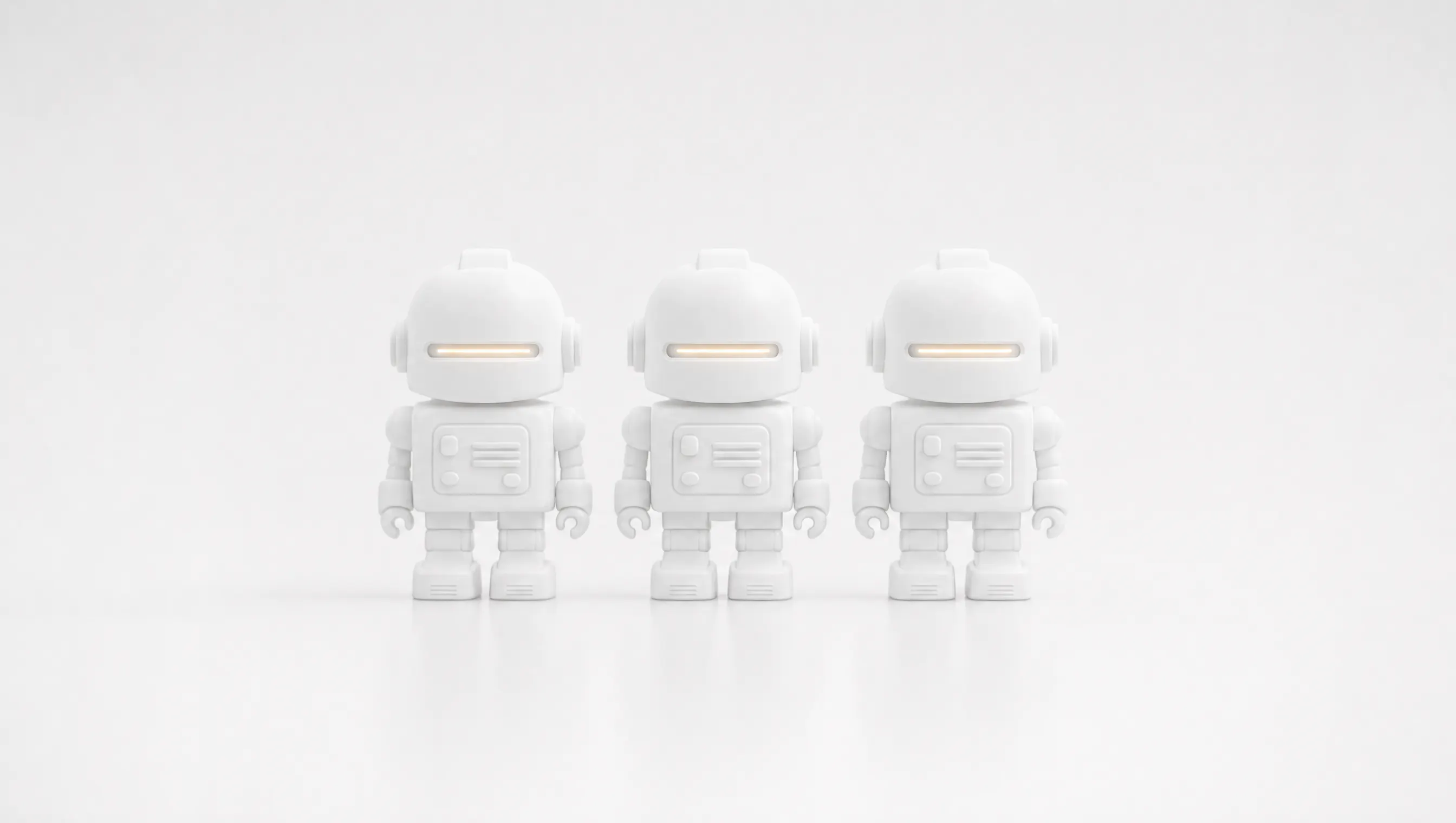 Tre piccoli robot giocattolo identici, scolpiti in materiale bianco opaco e allineati al centro di un fondo chiaro e vuoto, ciascuno con una sottile fessura del visore che emette un tenue bagliore ambra