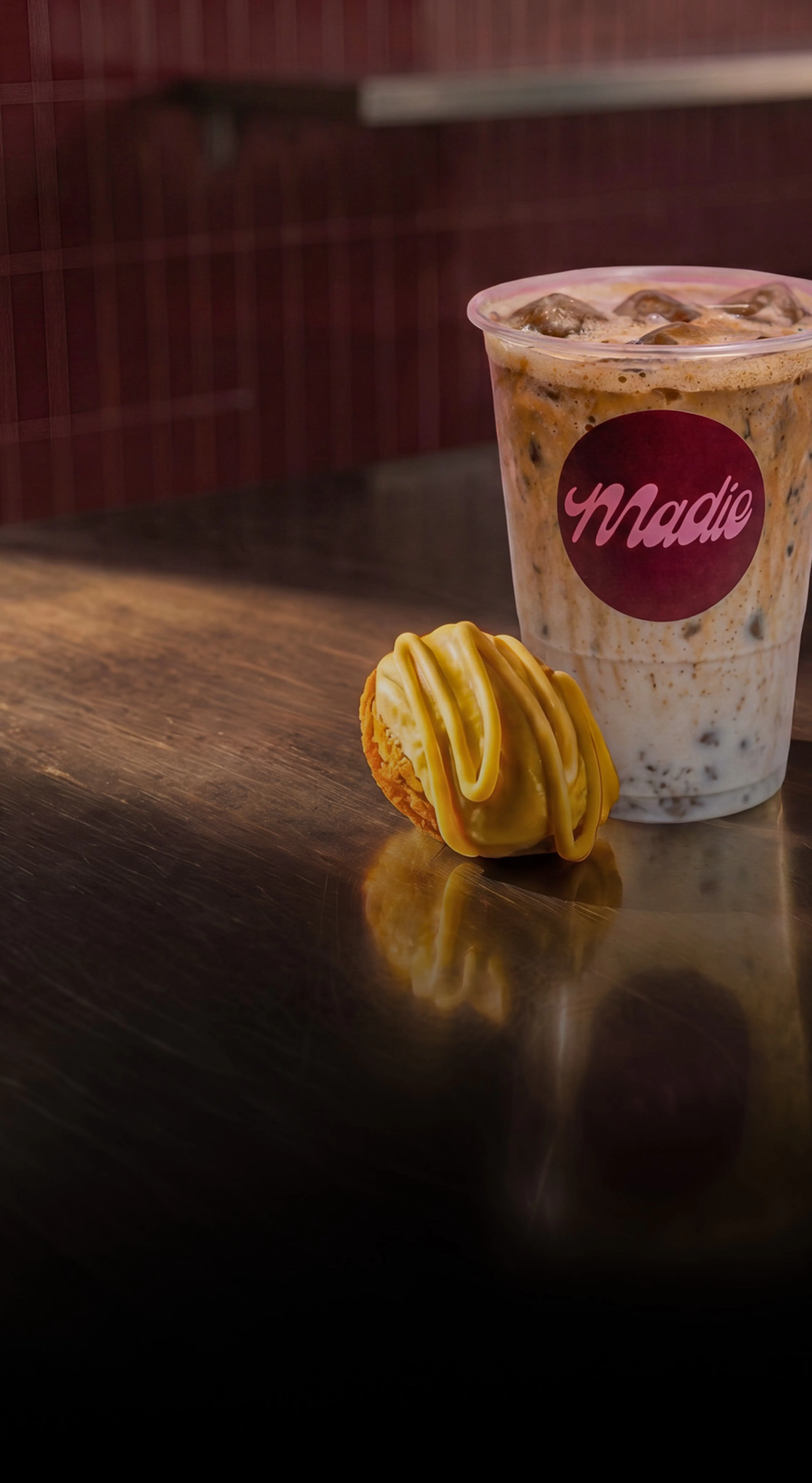 Latte de spécialité glacé et une madeleine française chez Madie, Chamberí, Madrid