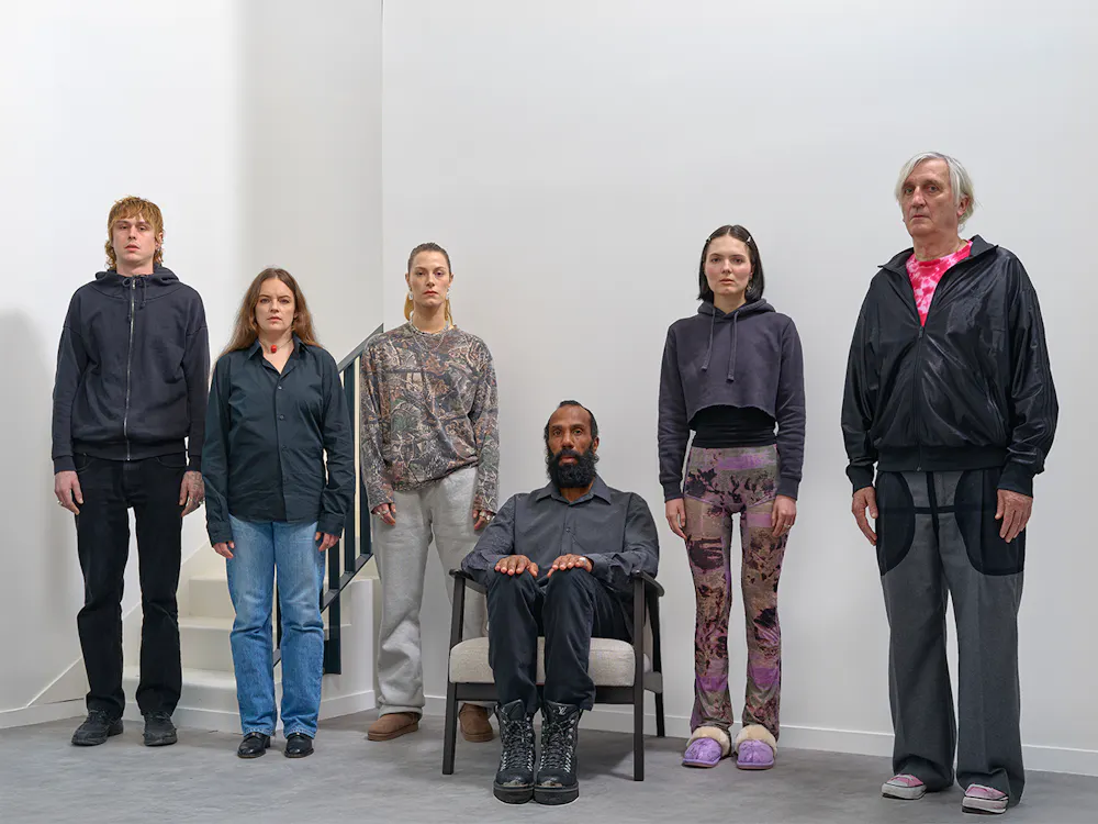 Les performeur·euses interprétant les membres de la Famille A22 pour « DIE & RETRY » aux Magasins Généraux, 2026 © Angels Front Photo © Aapo Nikkanen