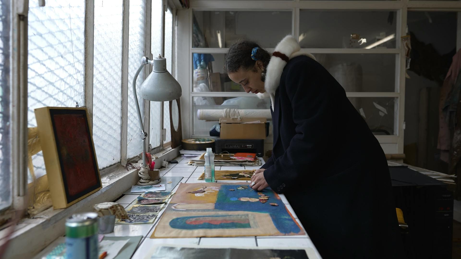 Inès Di Folco Jemni dans son atelier, peinture, le salon des songes, magasins généraux, exposition-résidence