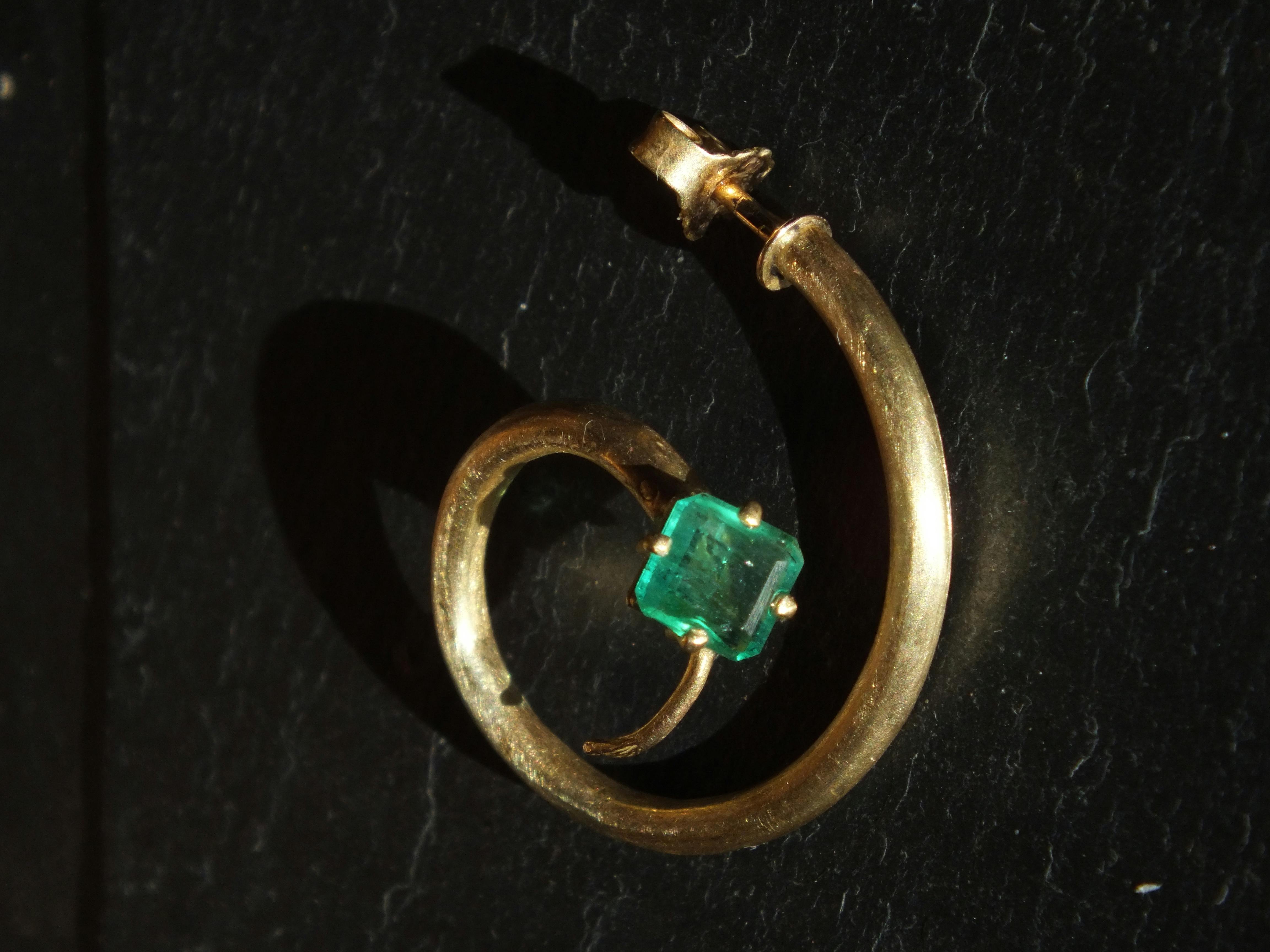 bijou: Créole d'oreille, émeraude et or, pour oreille gauche créé par Mahesh Bijoutier