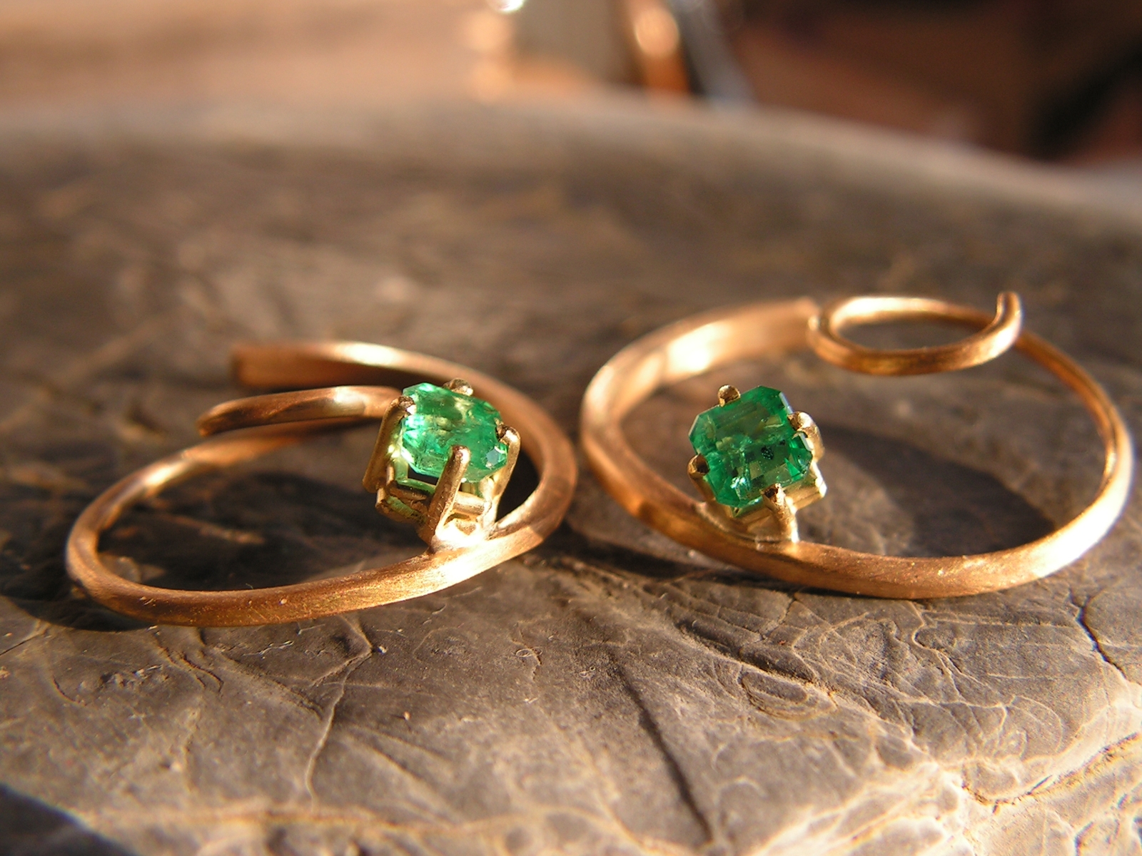 Boucles d’oreilles, émeraudes-or