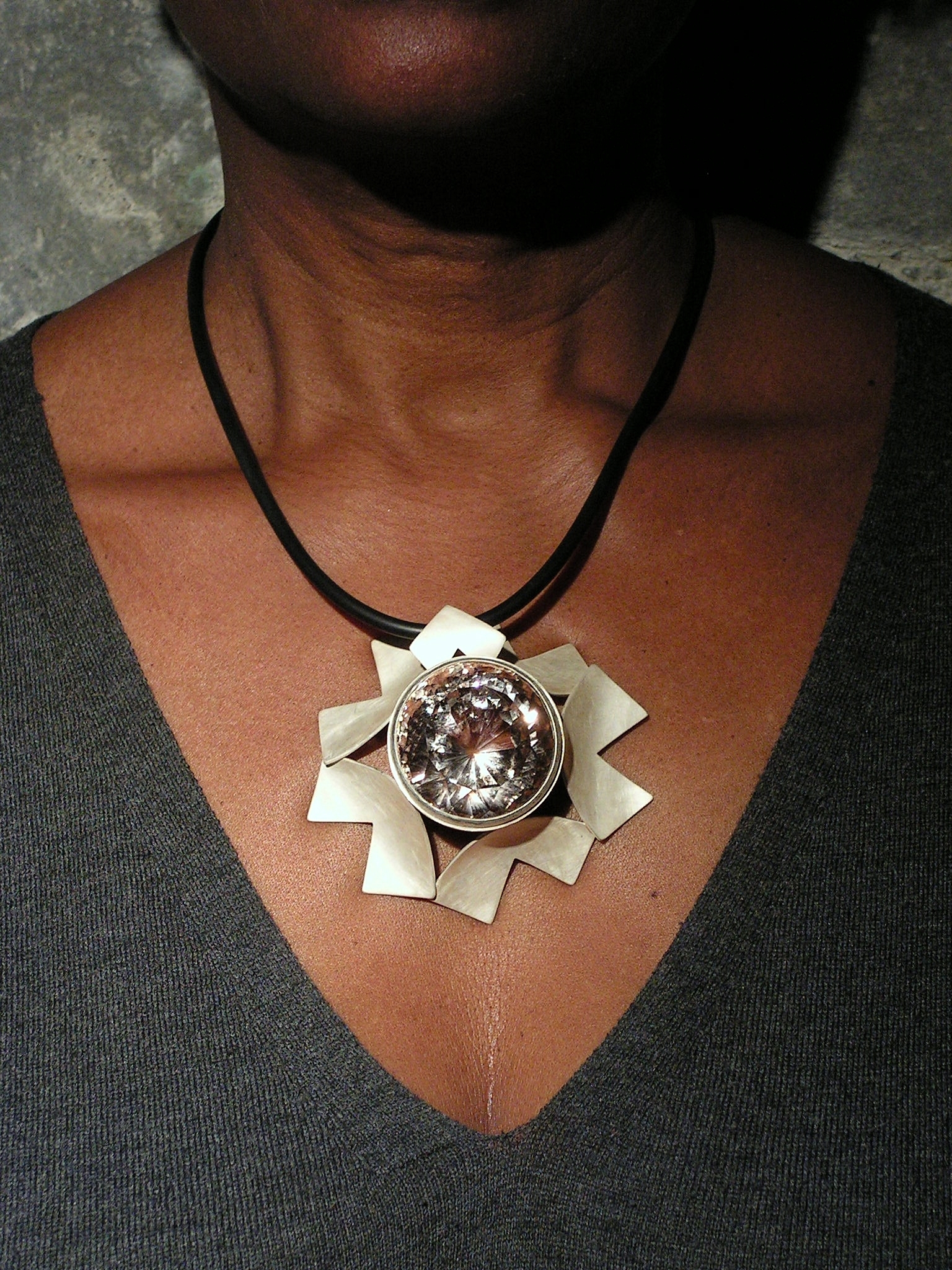 bijou: Collier Quartz fumé, argent porté – créé par Mahesh Bijoutier