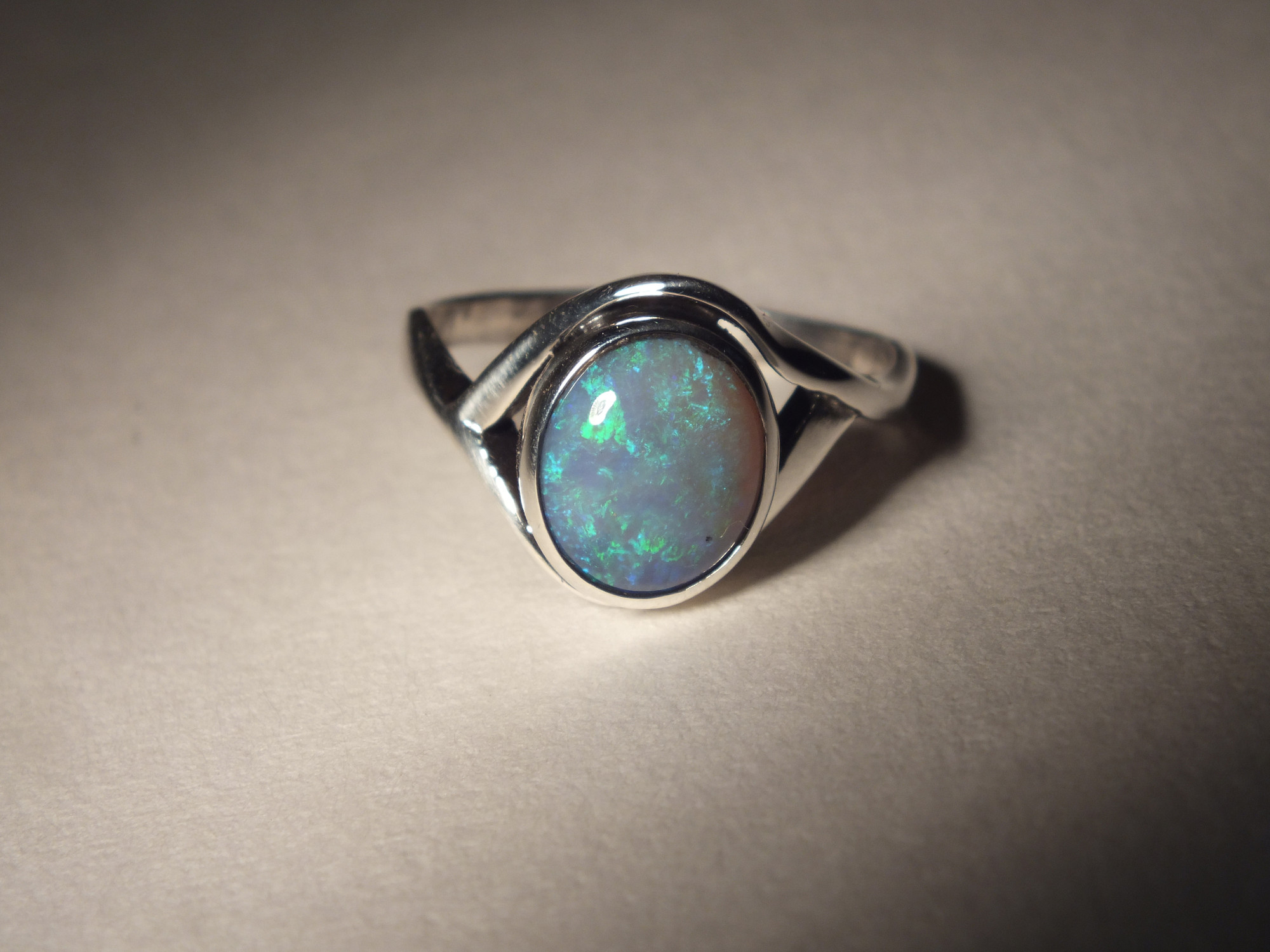 bijou: Anneau Opale d'Ethiopie créé par Mahesh Bijoutier