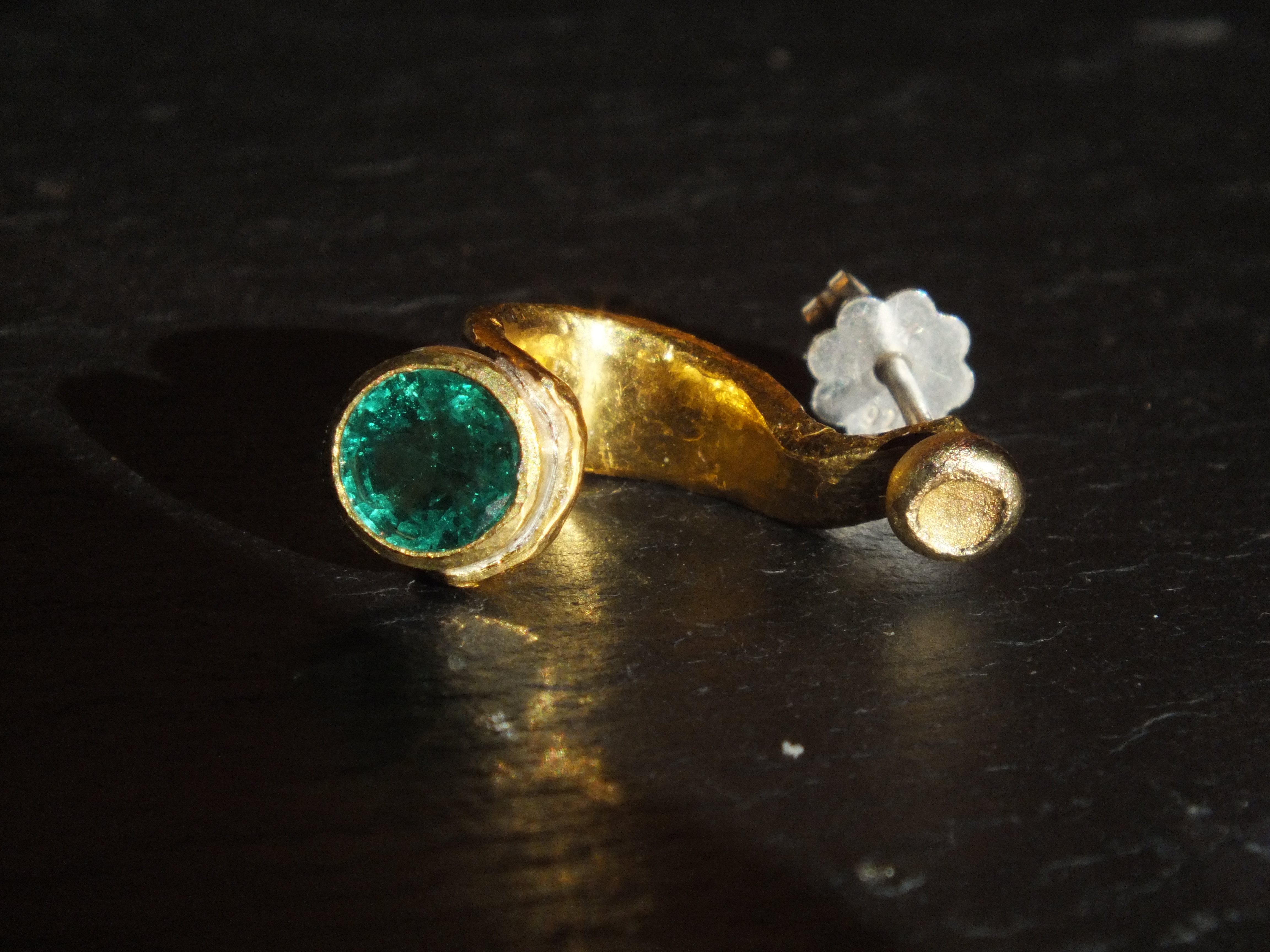 Pendant d'oreille, émeraude (pour oreille gauche)